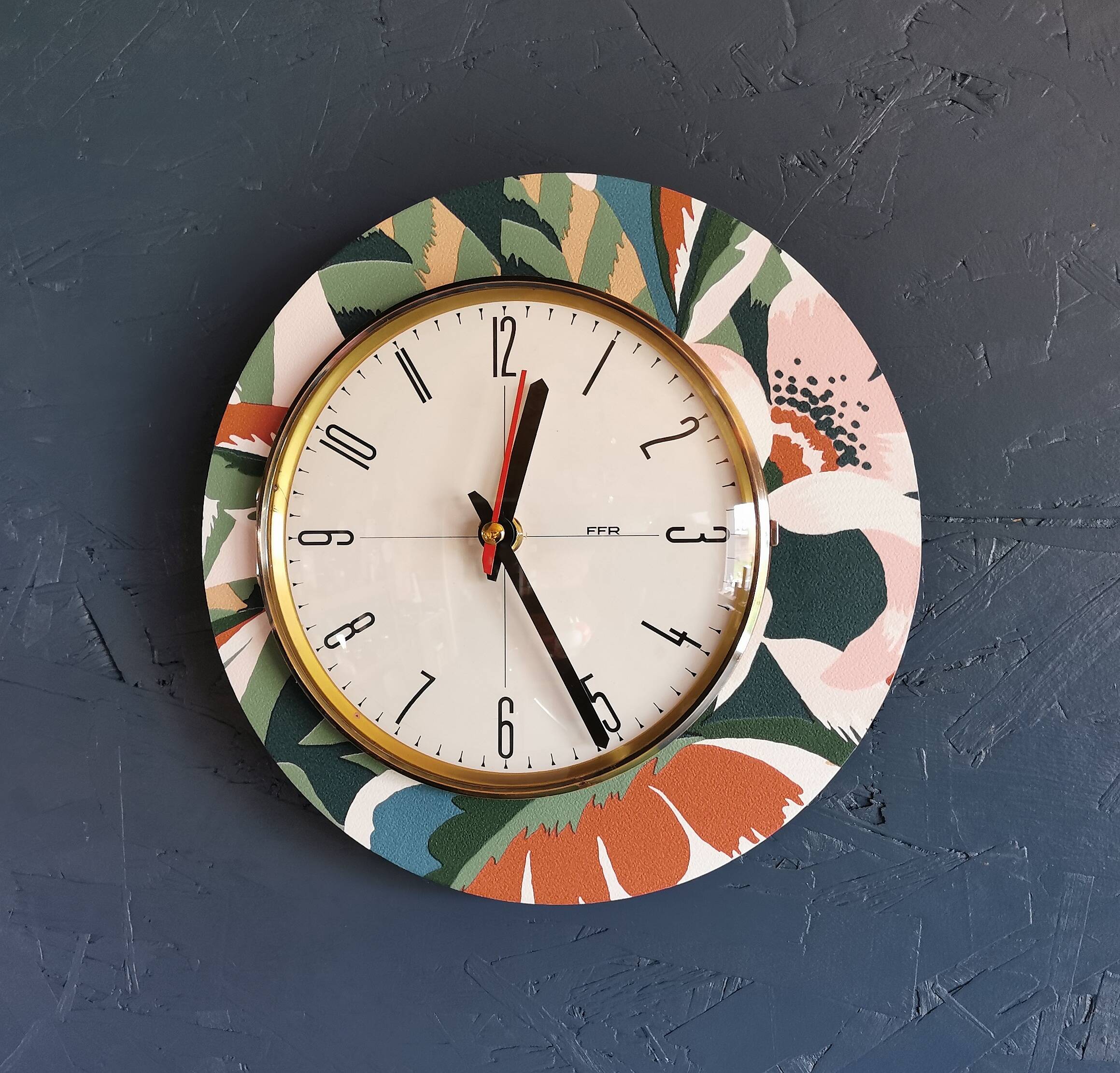 Vintage formica clock round silent wall pendulum "FFR terracotta green"