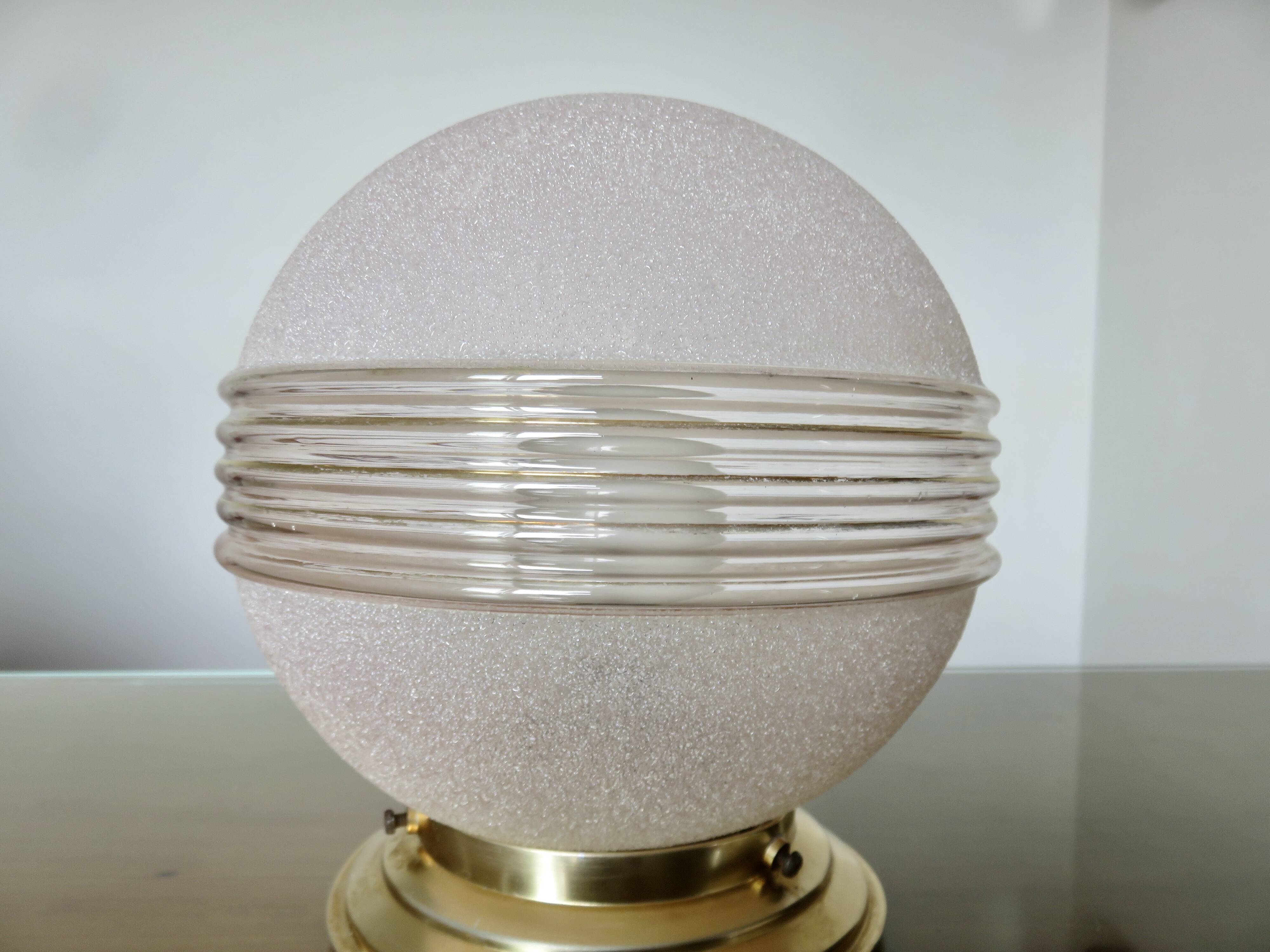 Plafonnier "globe" en verre granité rose,  liserés dorés, vers 1950 ou 1960