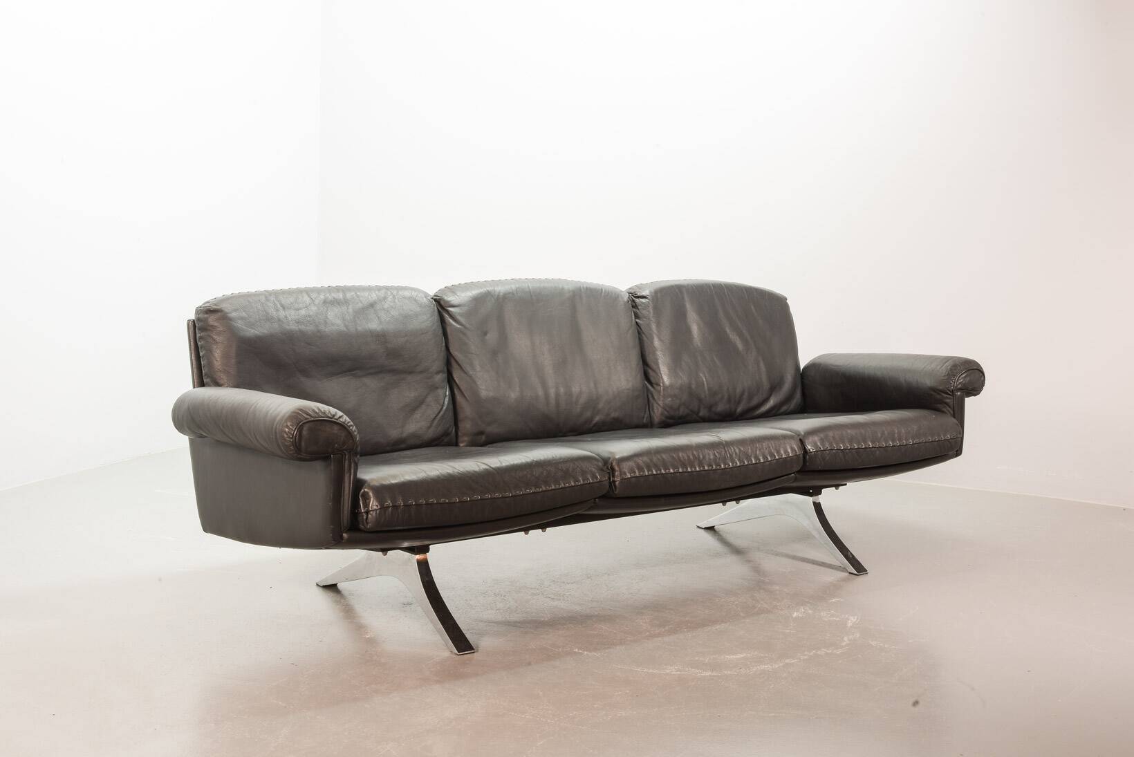 De Sede Black Leather Strap Stitched Three-Seat Sofa DS31. Switzerland, 60s