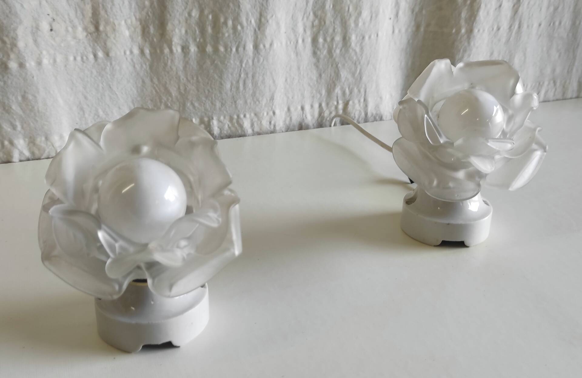 Art Deco style wall lights in porcelain and floral glass paste - 30s