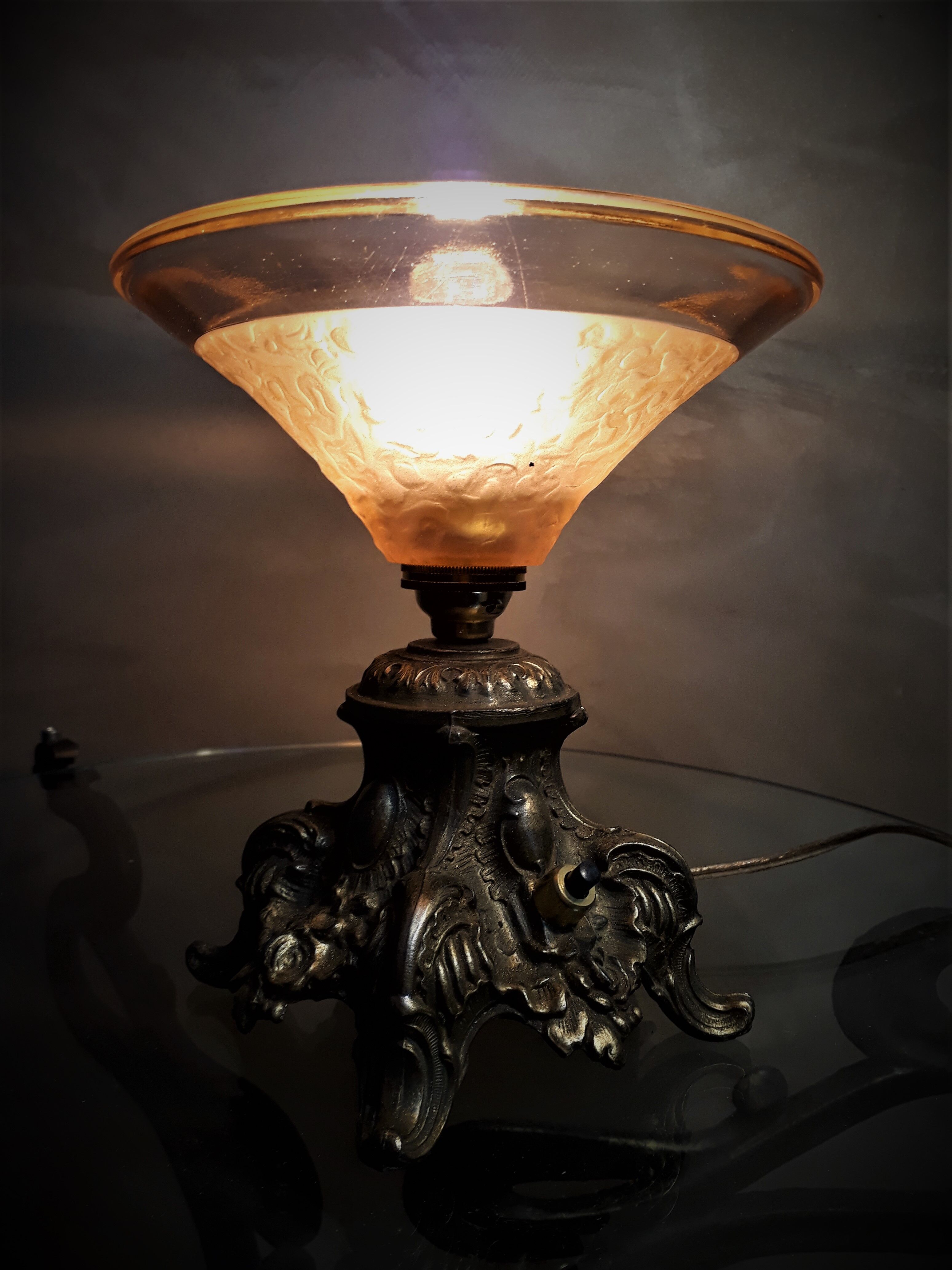 small lamp in golden regule 1930 to 40 with inter, and opaque molded glass pink ,,,23cmx17cm