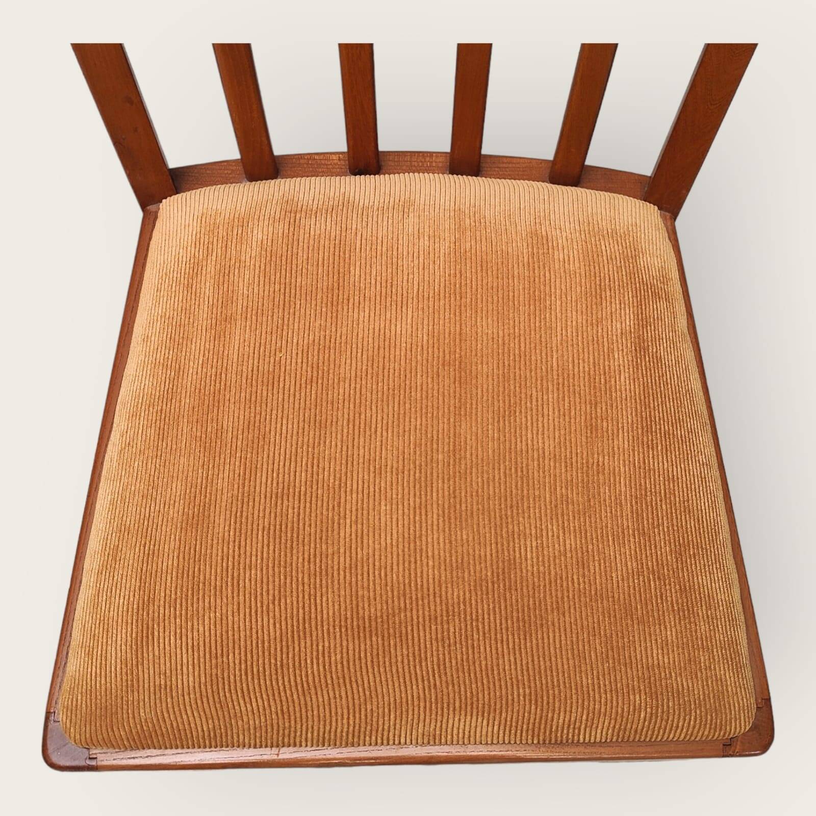 Zes Mid Century stoelen