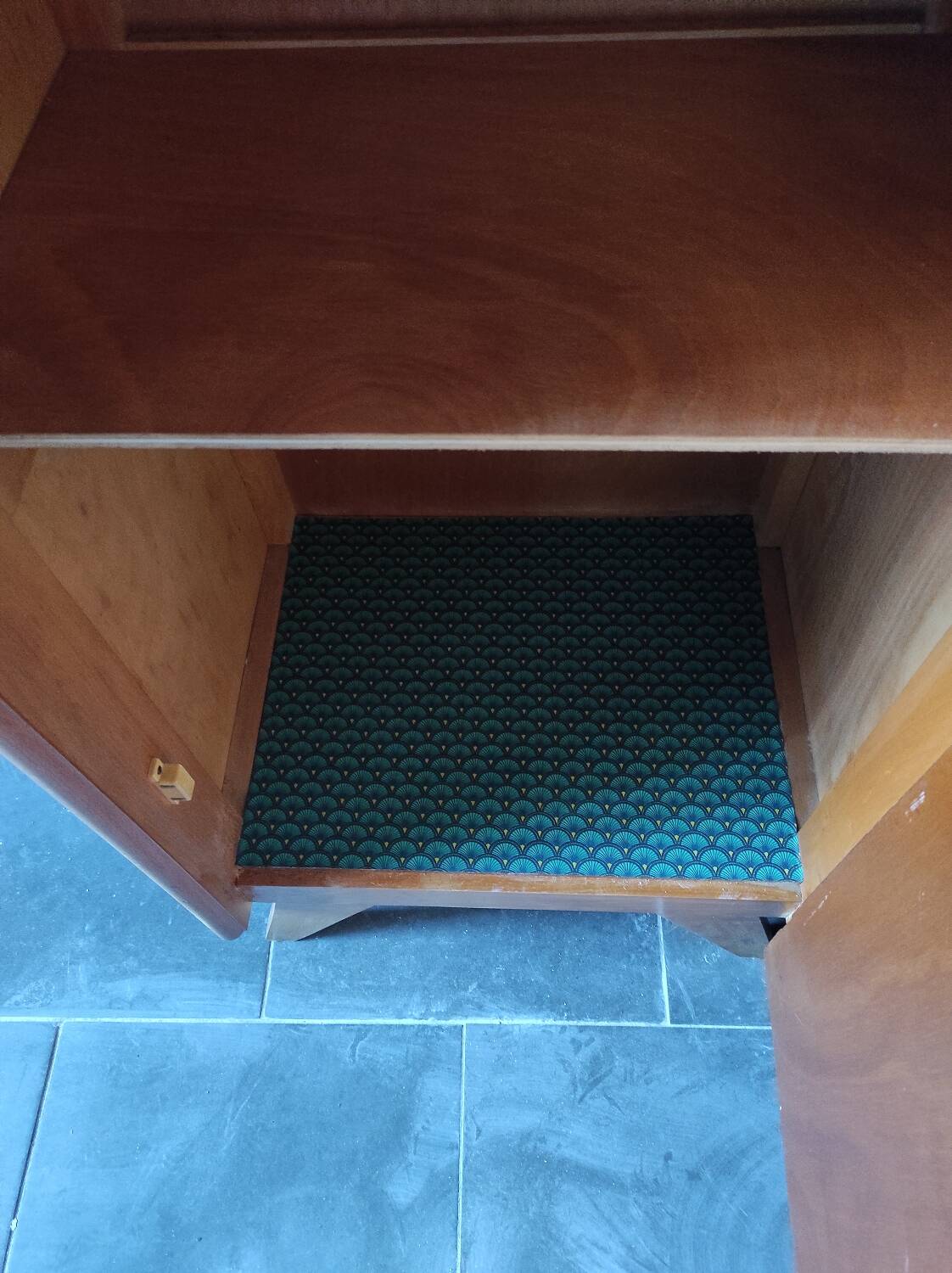 Small wardrobe with compass feet