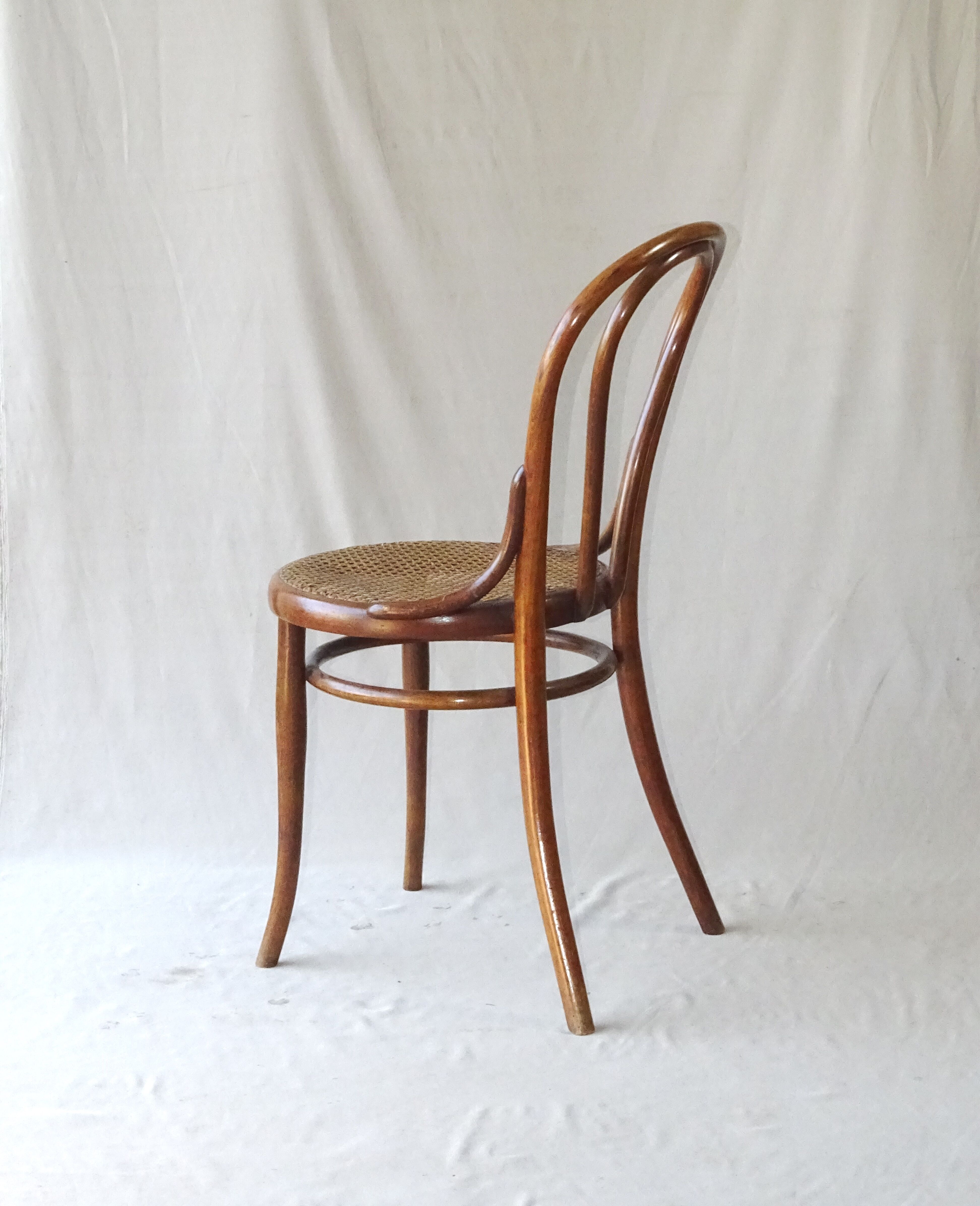 Wooden-curved chair of THONET N°18 around 1885 original condition