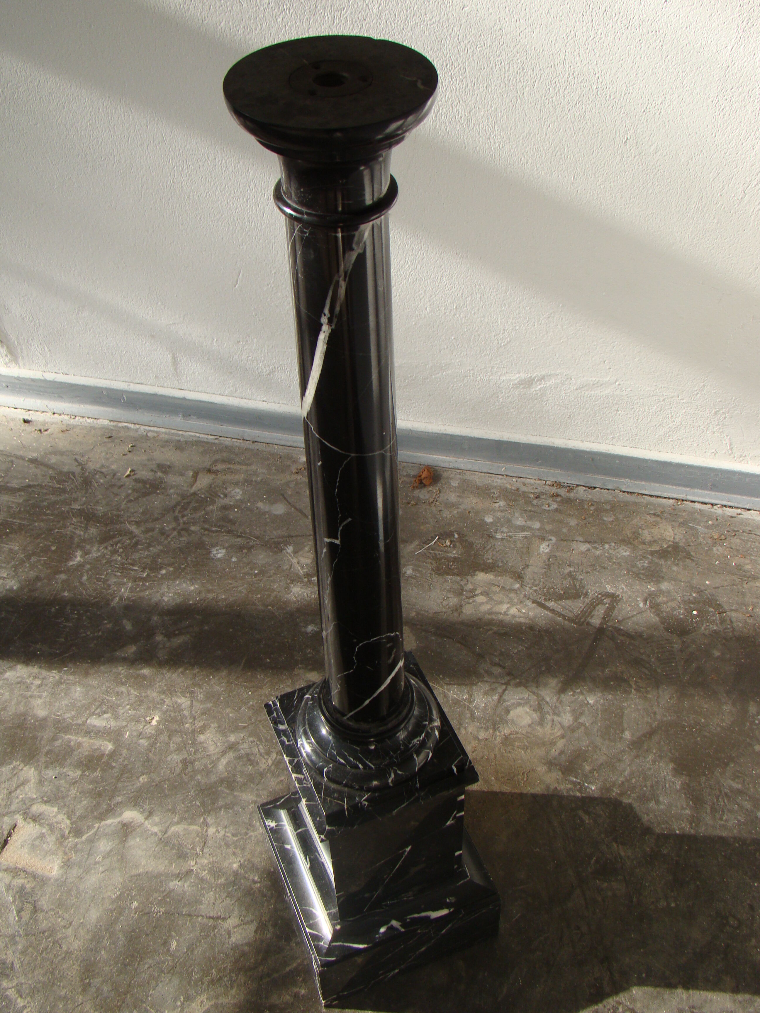 Pilier ou colonne en marbre noir