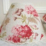 Paire d'abat-jours en tissu ancien style classique avec motifs d'hortensias
