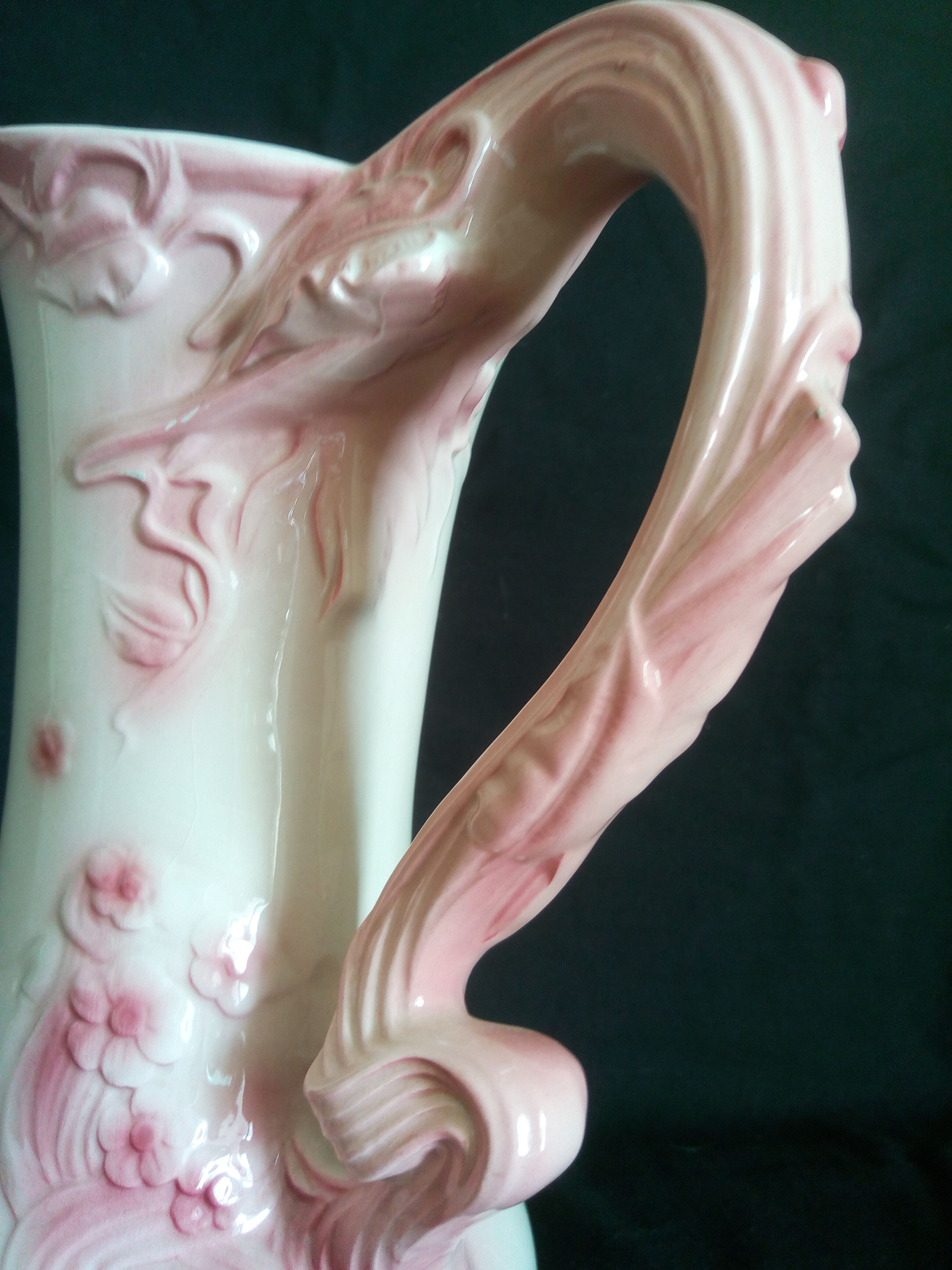 Cruche Art Nouveau en faïence