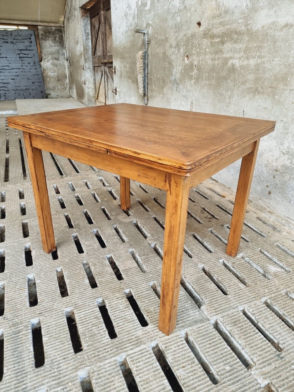 Dining table extendable