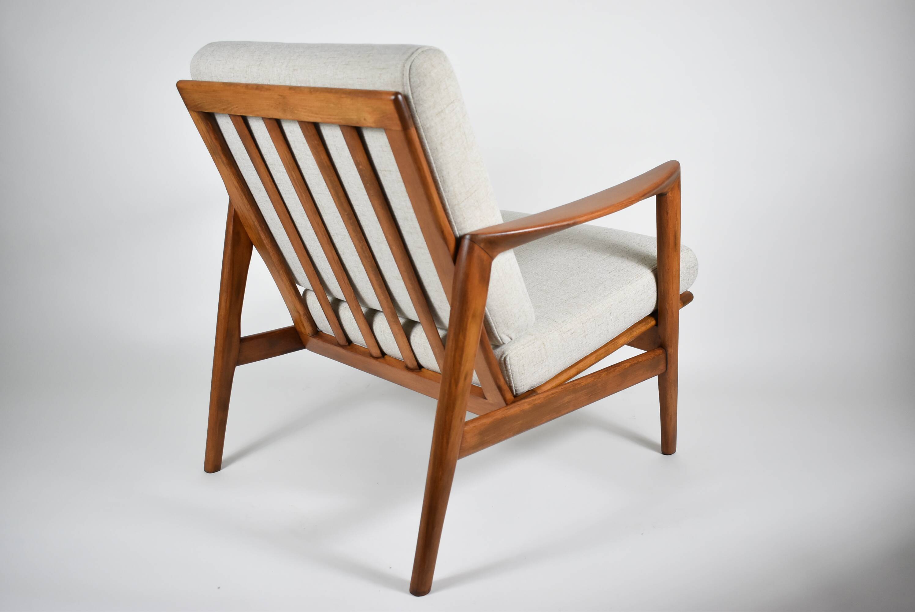 Fauteuil scandinave restauré avec repos-pieds, icône des années 60, tissu marron, teck