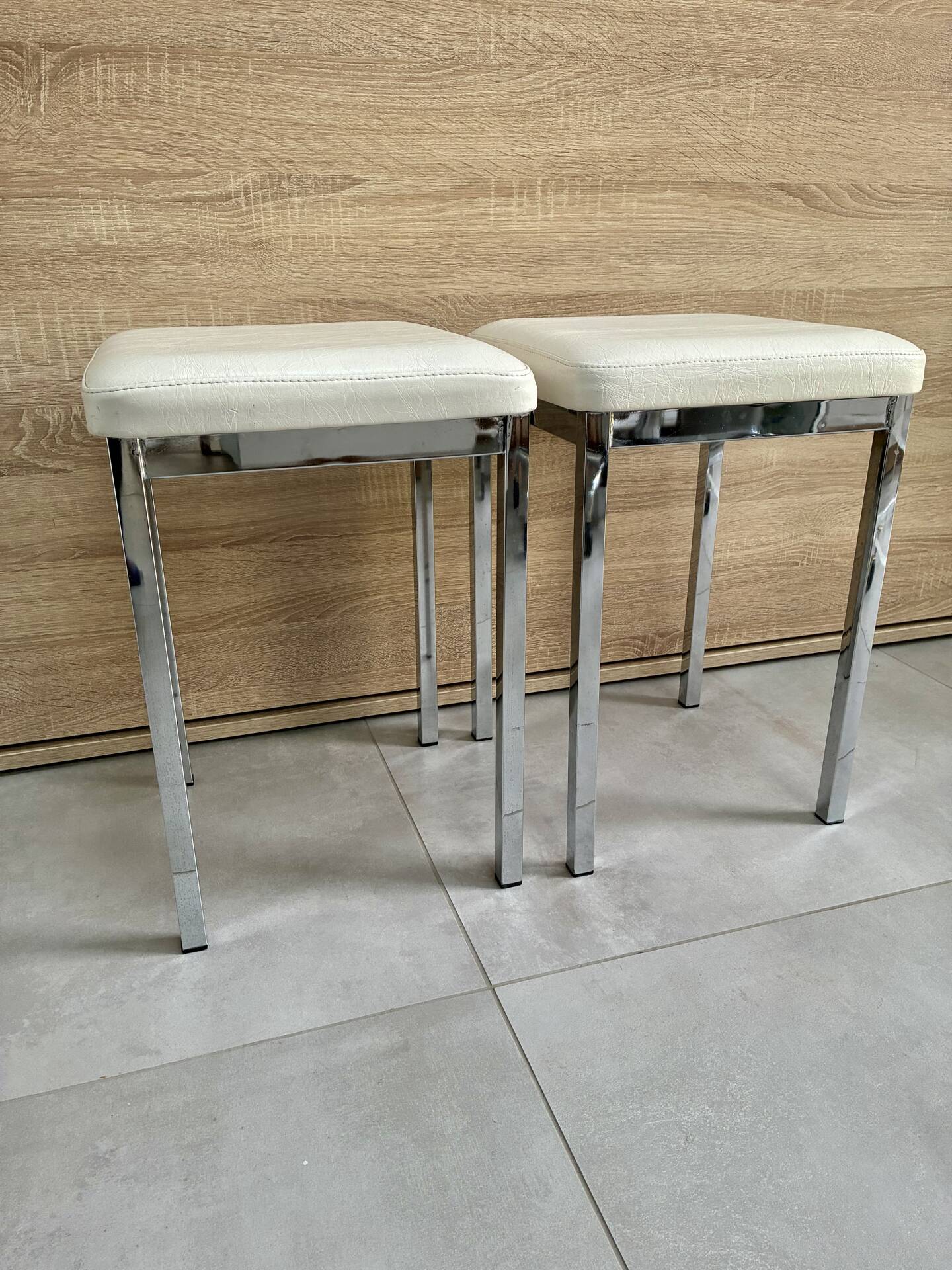 Pair of vintage 1980 chrome stools with white faux leather in very good condition.