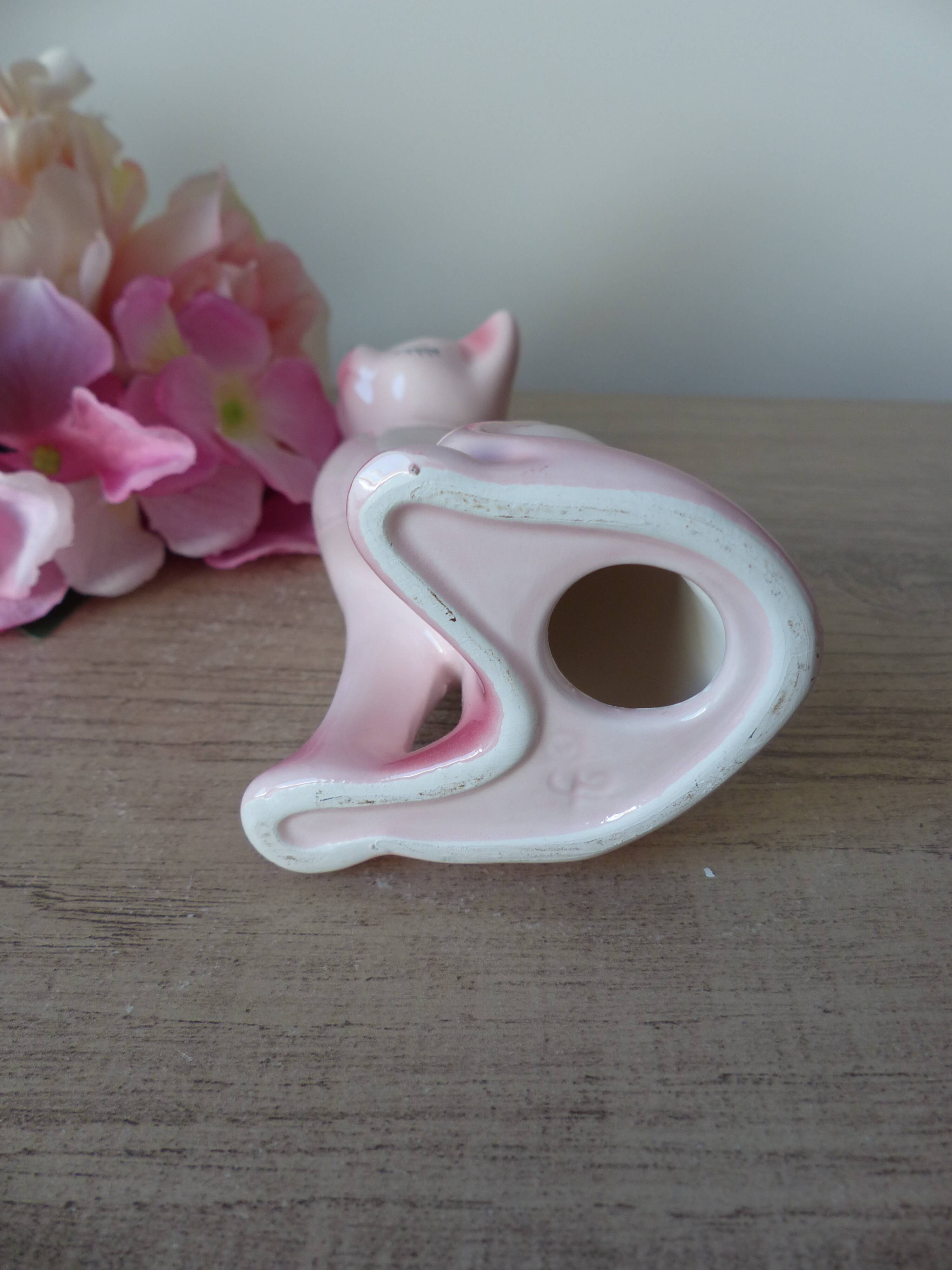 Romantic long-necked cat figurine in pink ceramic, Cat Statuette 1970