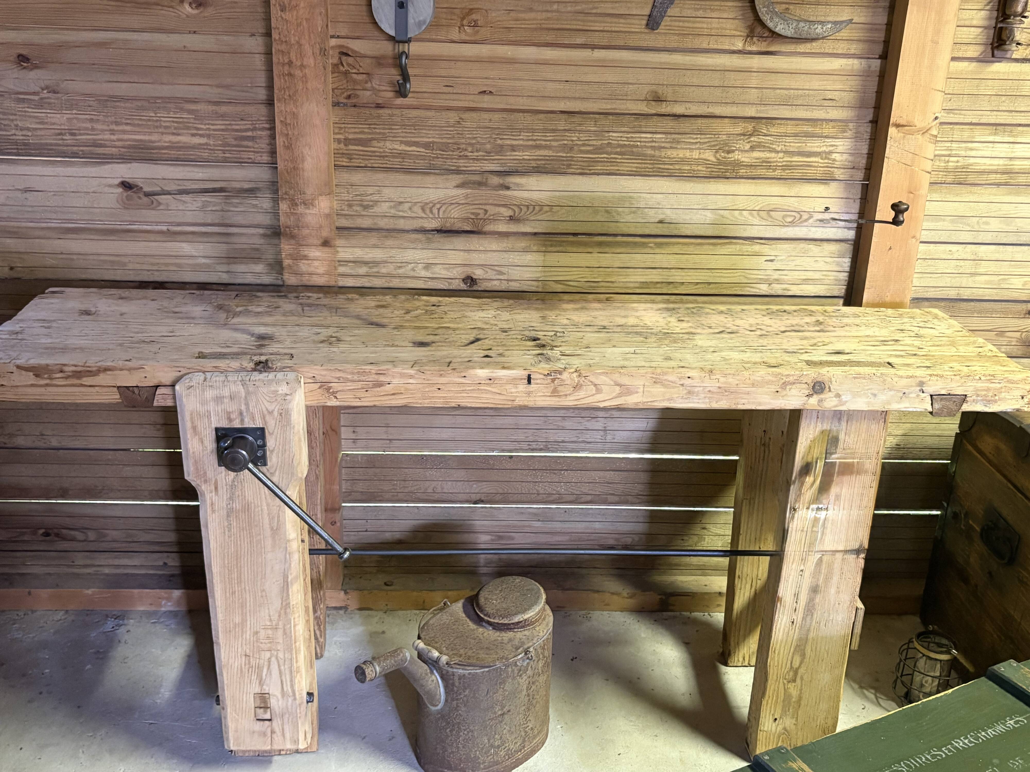 Établi ancien en bois massif avec étau – Authenticité & charme d’atelier