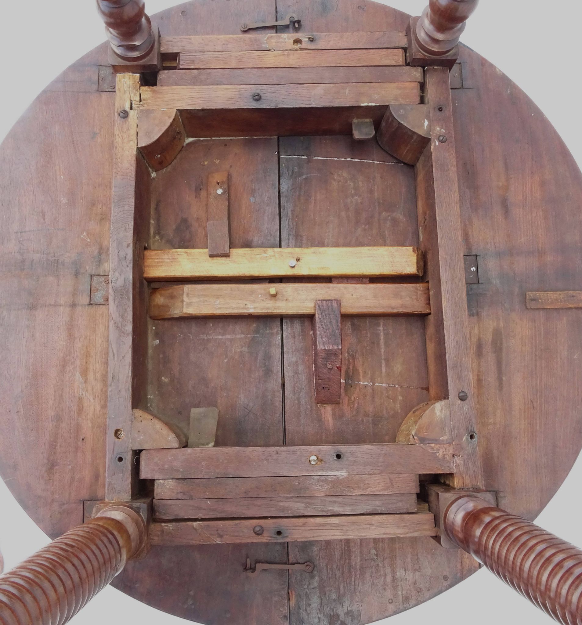 Round flap table