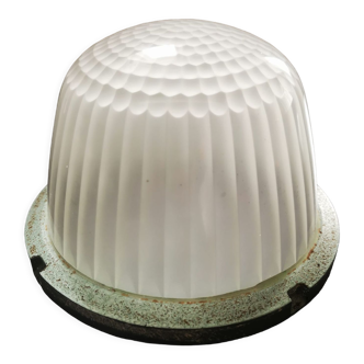 Plafonnier industriel 1950 verre et support signé Holophane