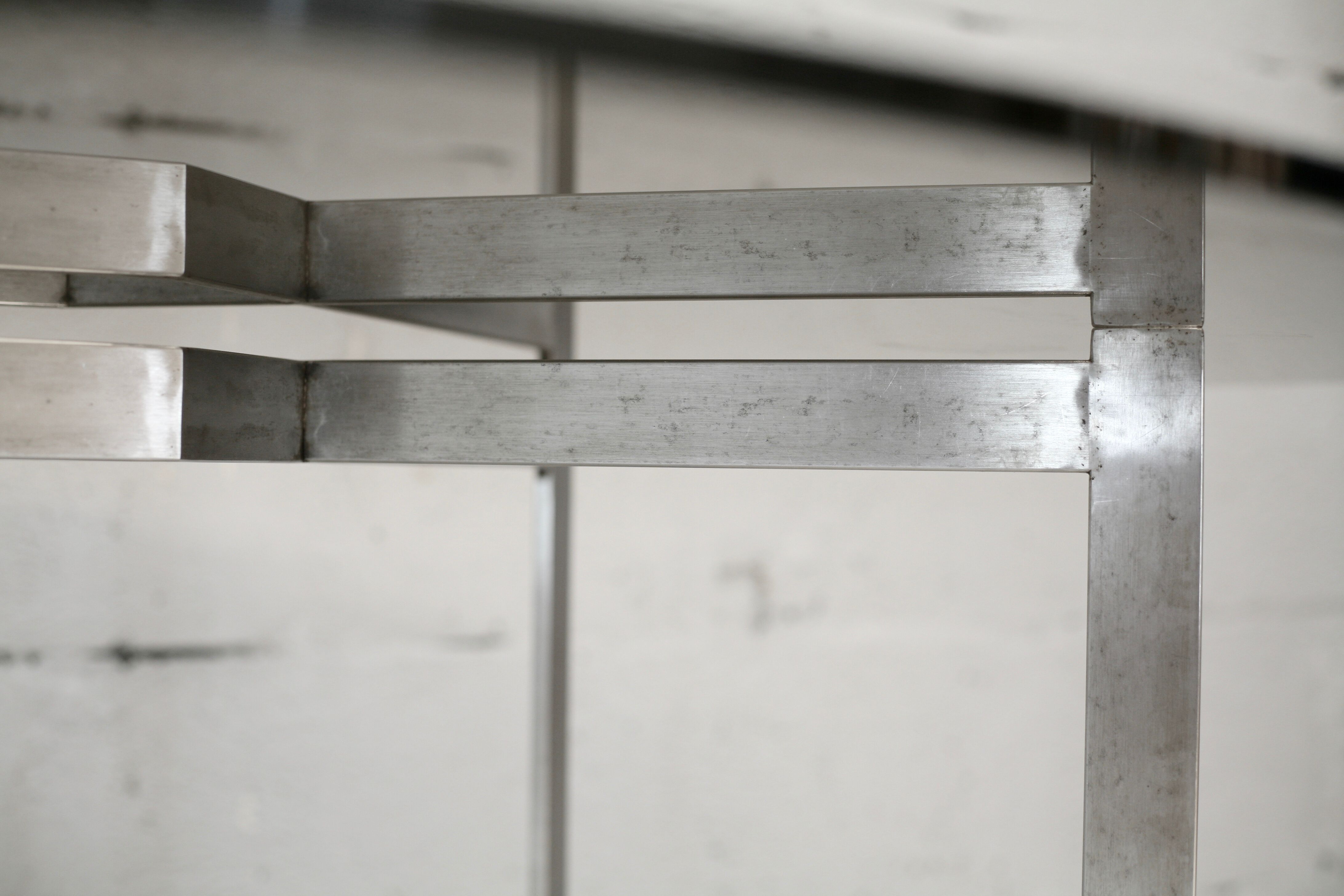 Table de Paul Legard, édition DOM, aluminium brossé et dalle elliptique de verre fumé, France, circa