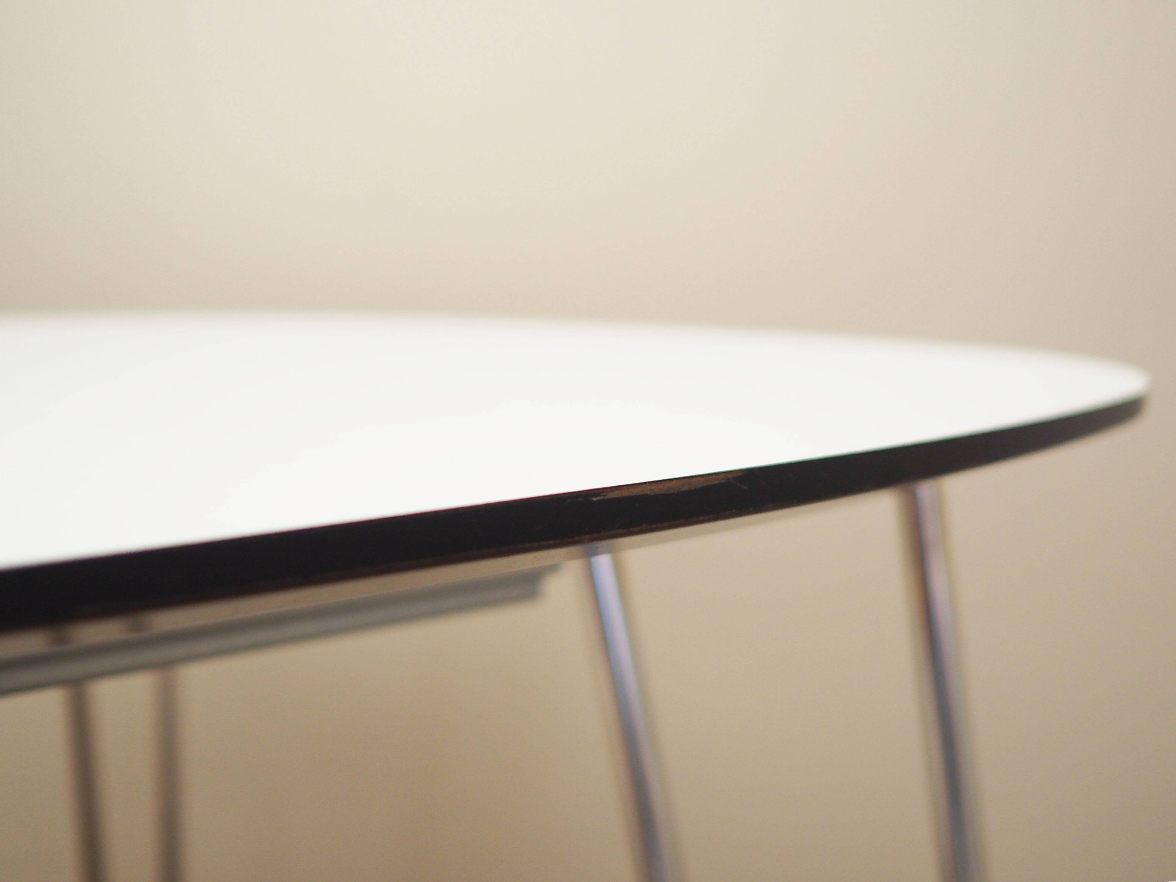 Table blanche, design italien, années 1990, production : Italie