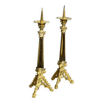 Paire de bougeoirs néogothiques.