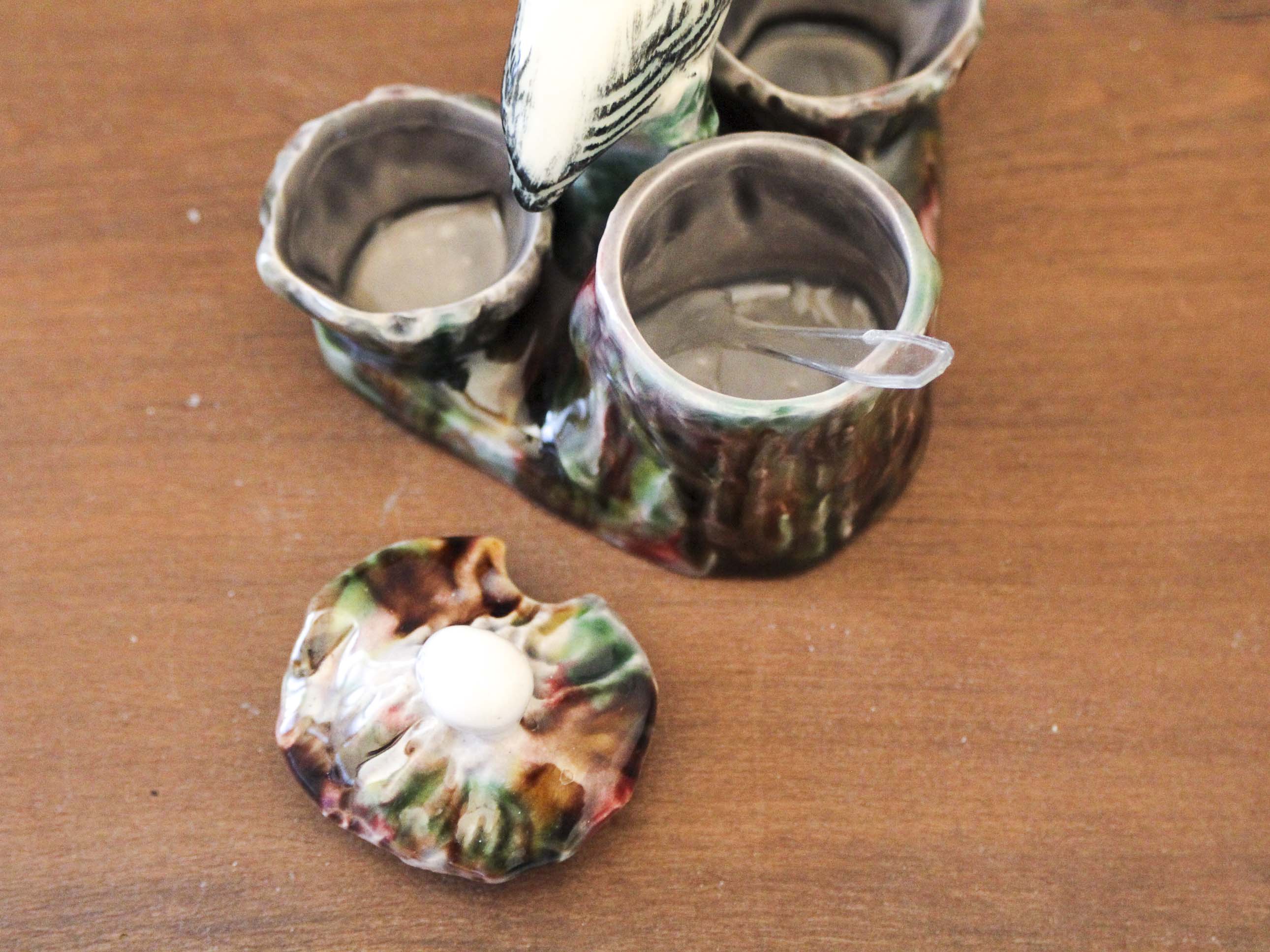 Ceramic condiment set with stork decoration