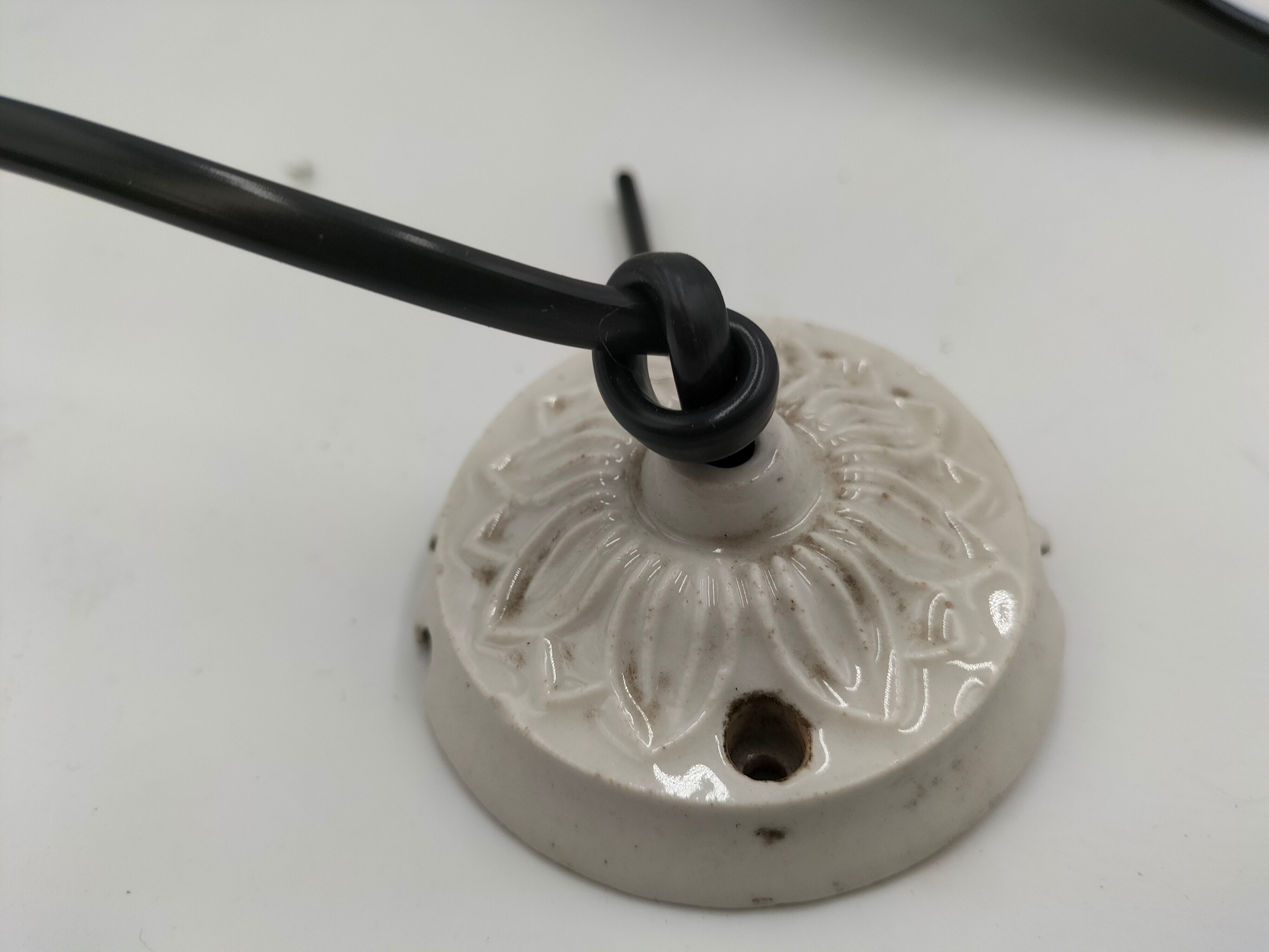 Enamelled sheet metal suspension