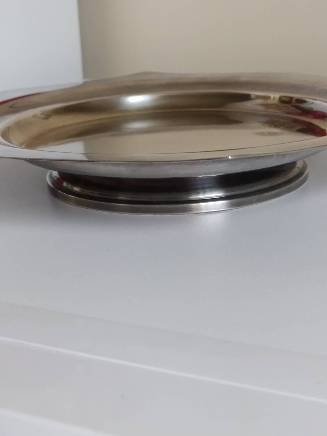 Assiette argentée sur pied.