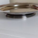 Assiette argentée sur pied.