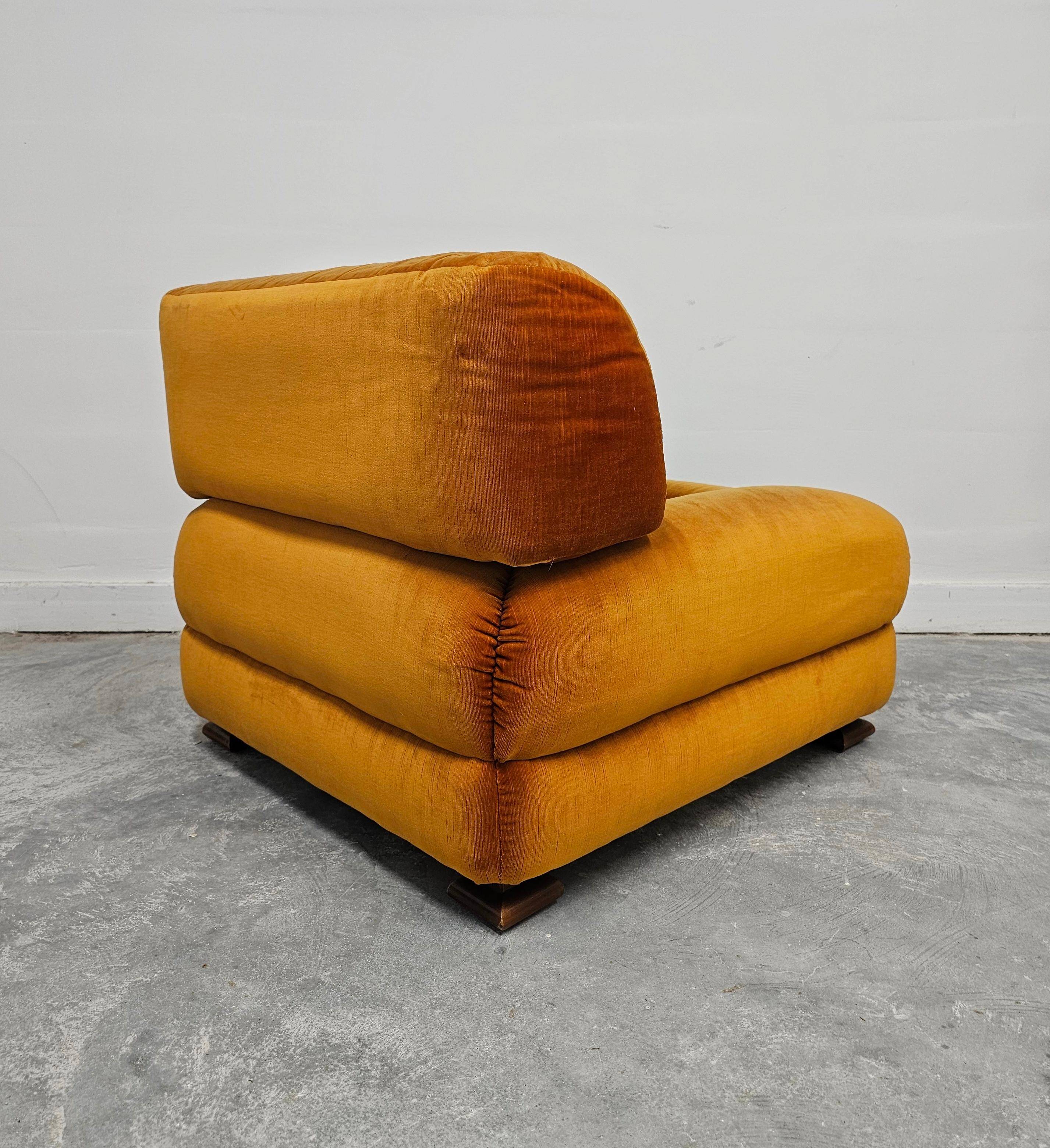 Fauteuil Mid-Century Modern en velours par Zev & Zev