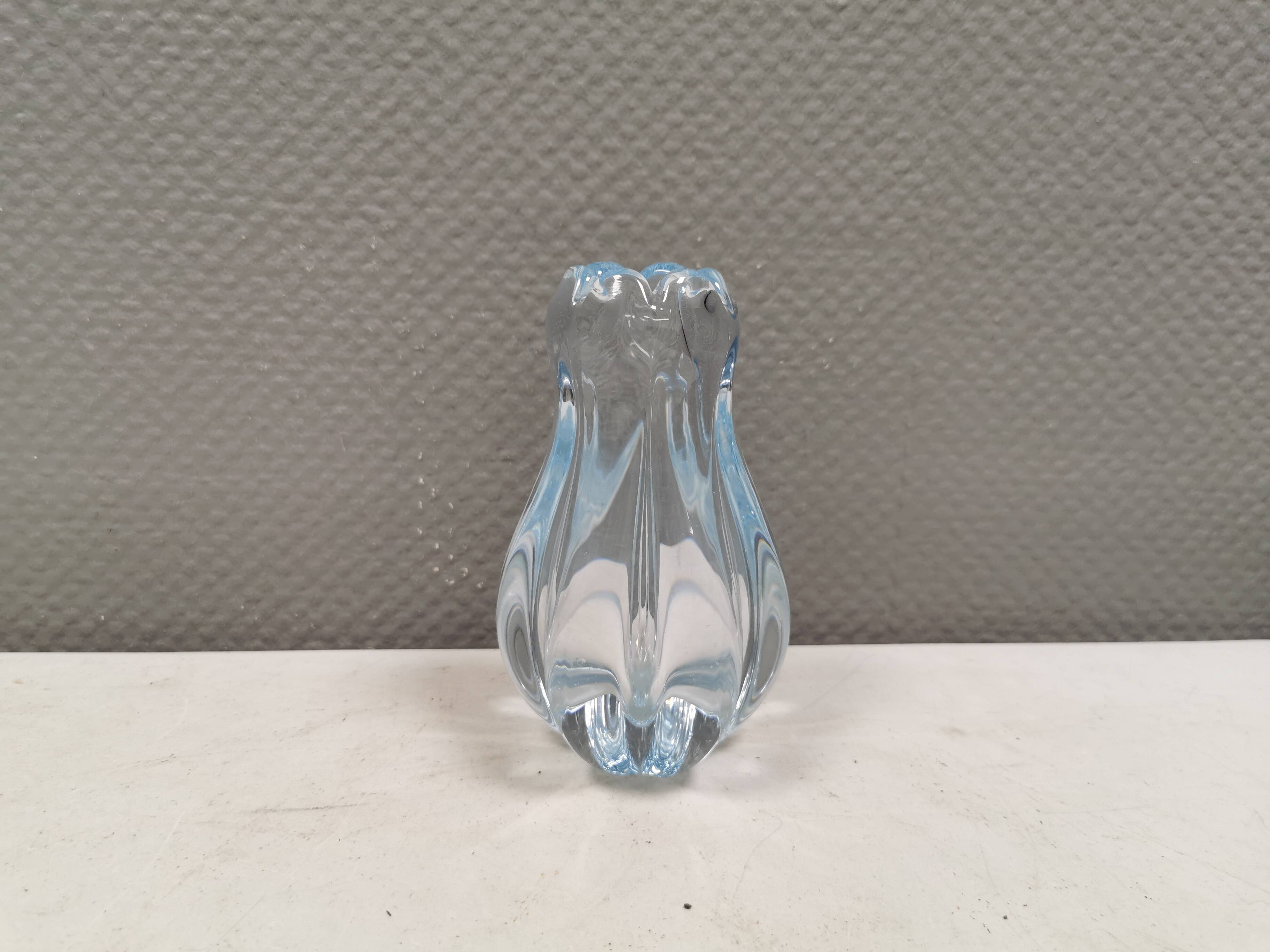 Vase en verre bleu glacé par Vicke Lindstrand pour Orrefors Suède années 1930.