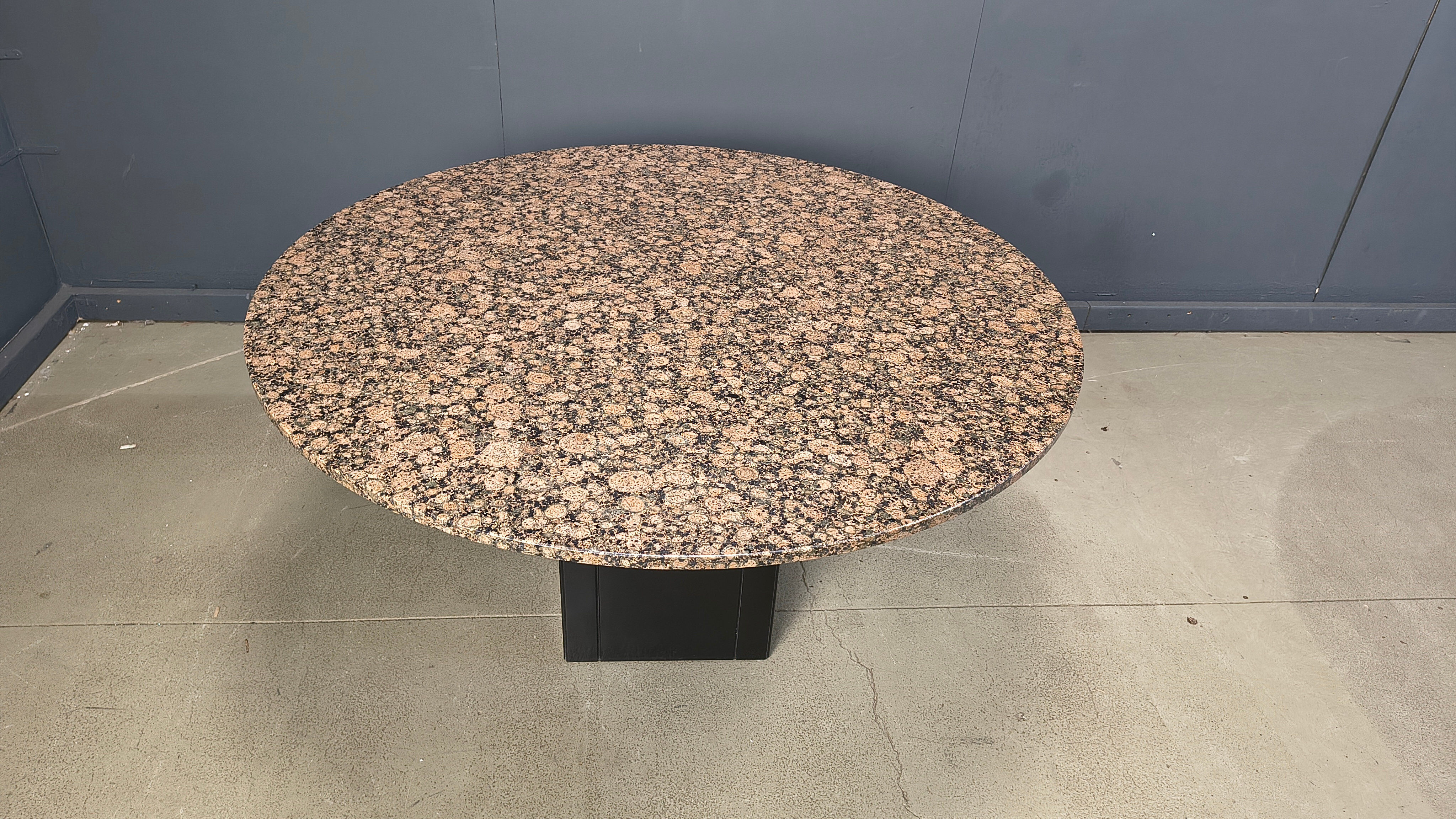Table ronde en granit vintage, années 1970