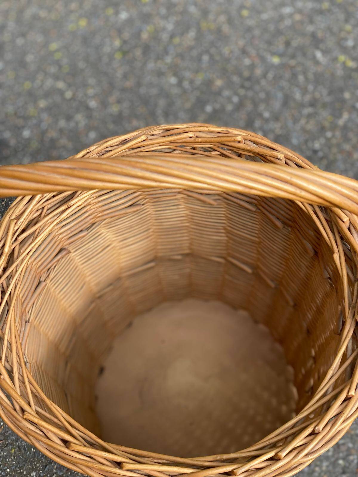 Round woven rattan and wicker umbrella holder with handle