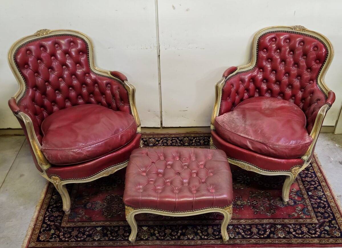 Paire de bergères et repose-pieds style Louis XV en bois sculpté laqué et doré
