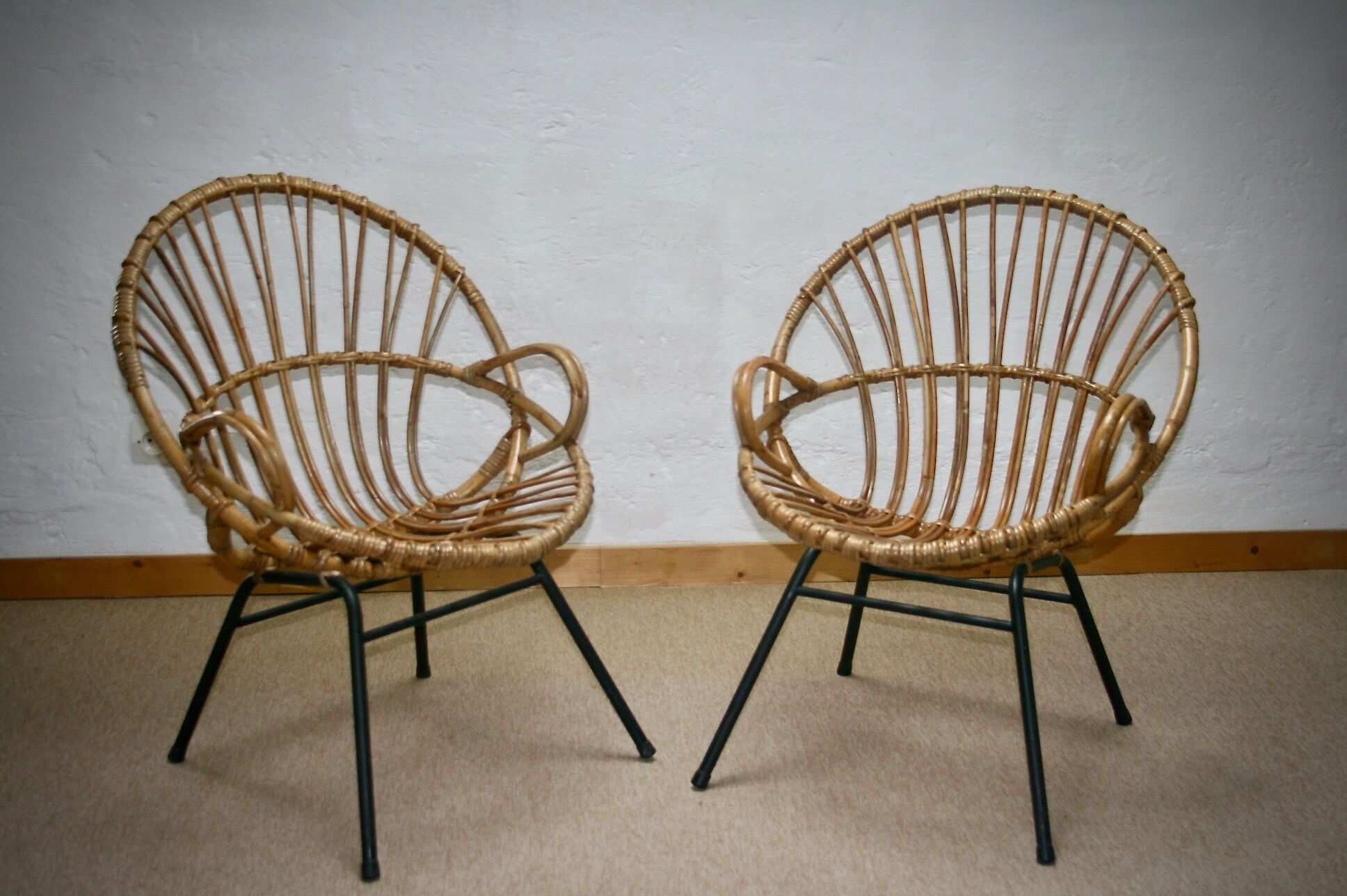 Paire de fauteuils corbeille en osier et rotin 1960