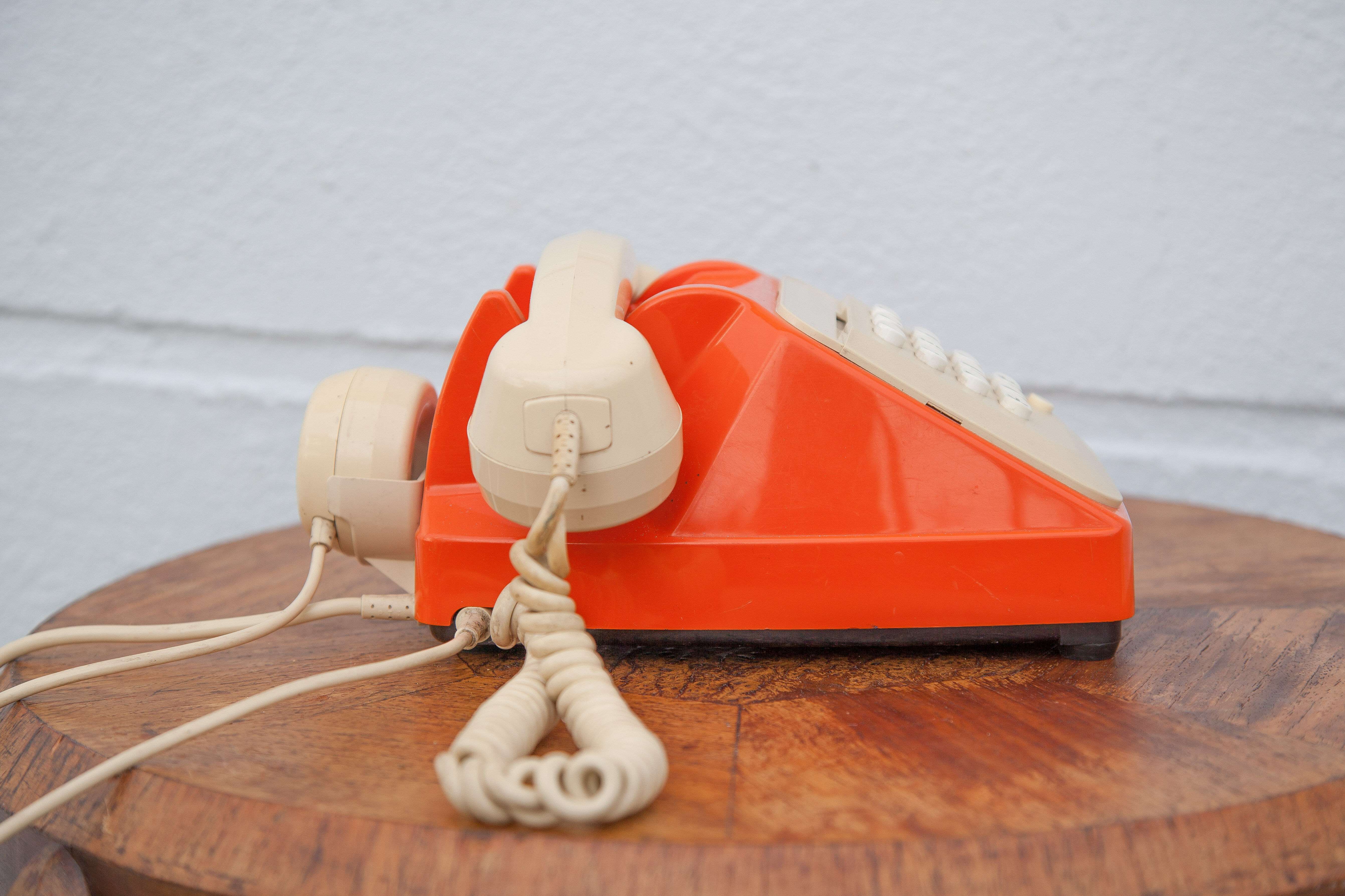 Téléphone orange et beige vintage, téléphone à touches, appareil téléphonique, rétro