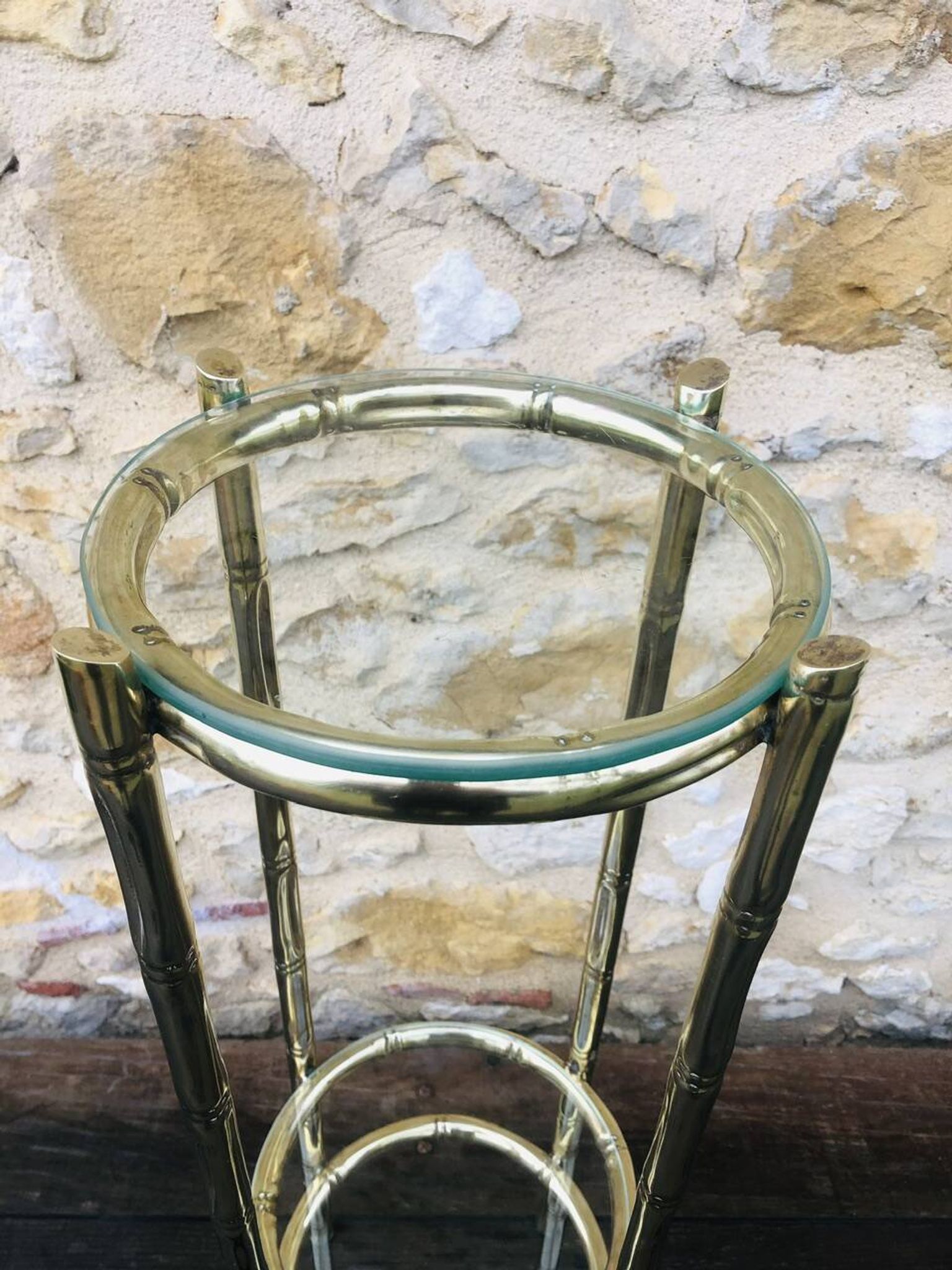 Vintage faux bamboo pedestal table in brass with 2 glass shelves
