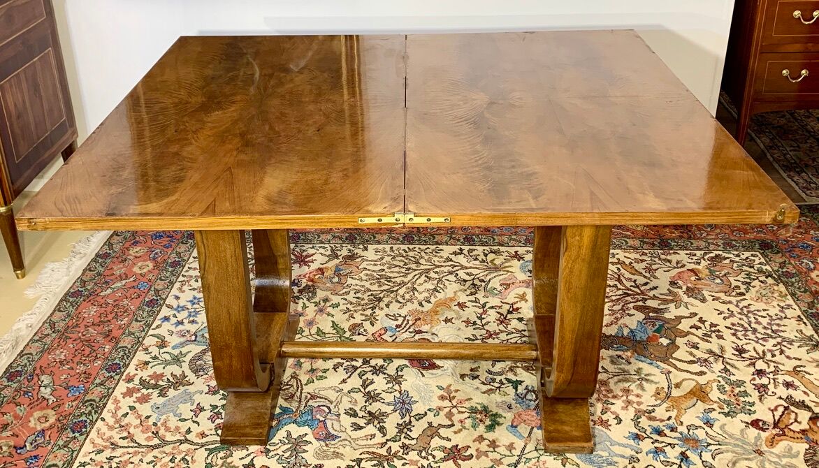 Table époque art déco à plateau ouvrant loupe de noyer