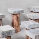 11 tables d’appoint en bois et en pierre du milieu du siècle
