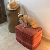 Pink velvet pouf with fringes