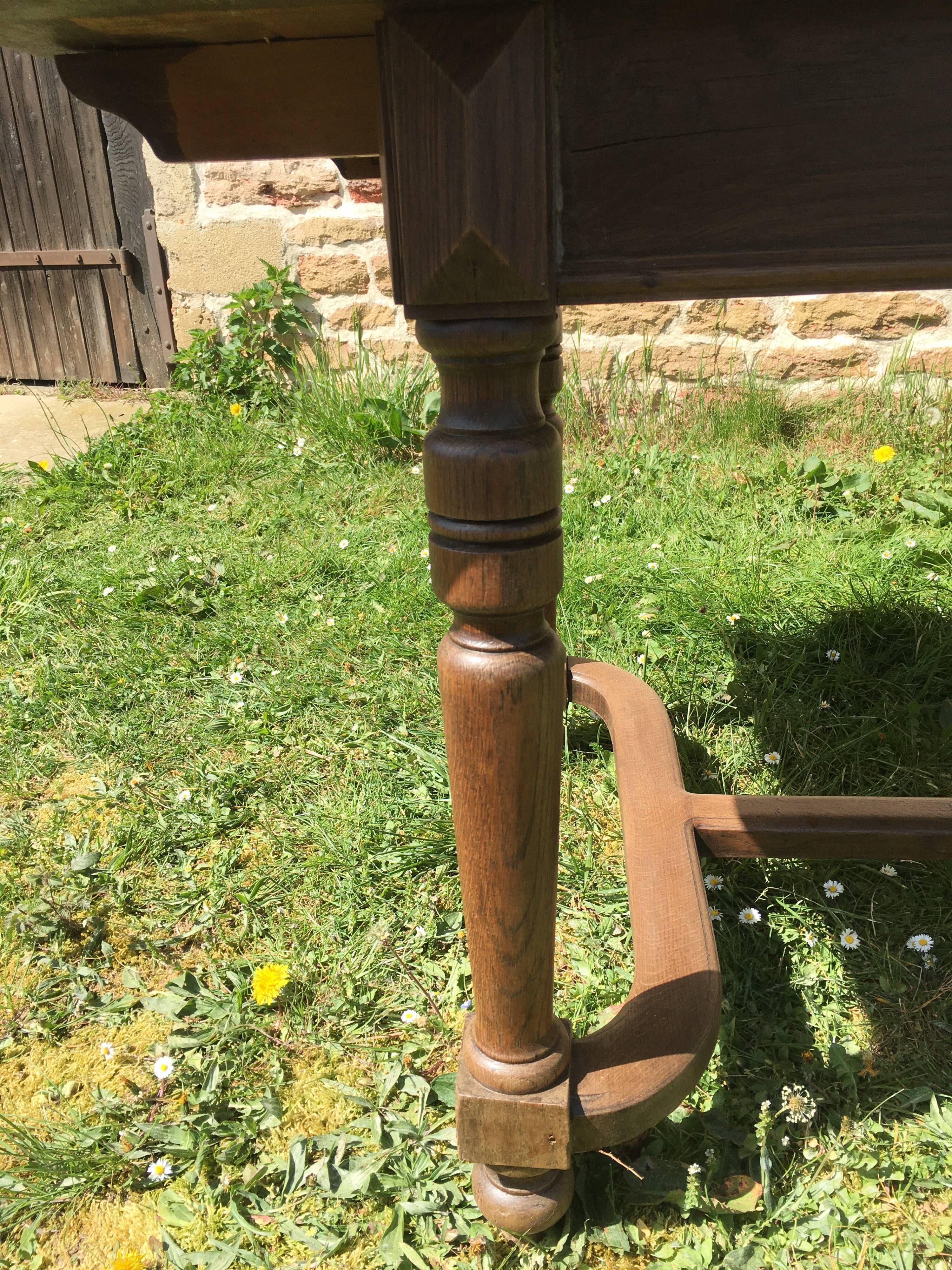 Extendable oak table