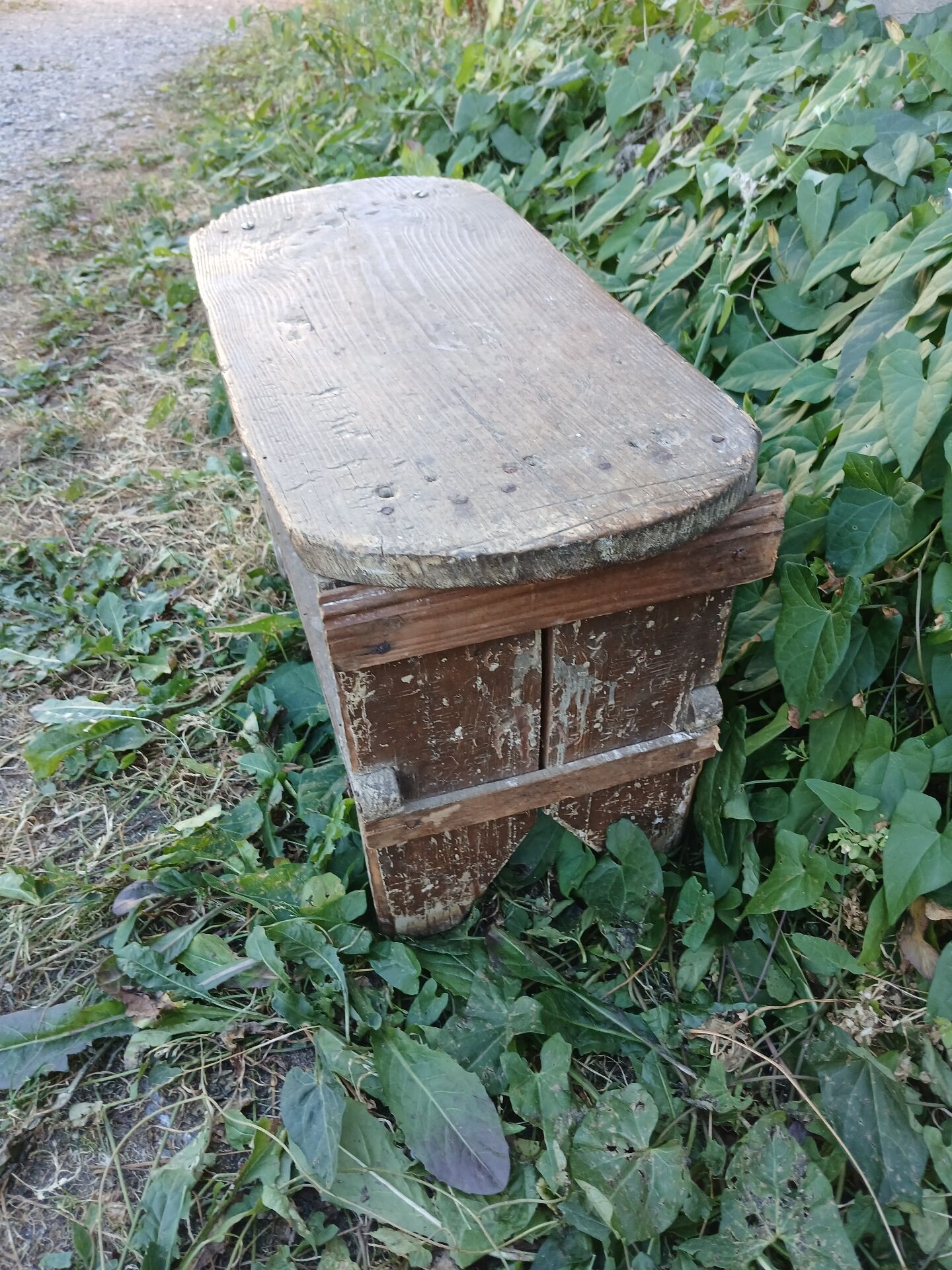 Petit tabouret en bois très ancien 