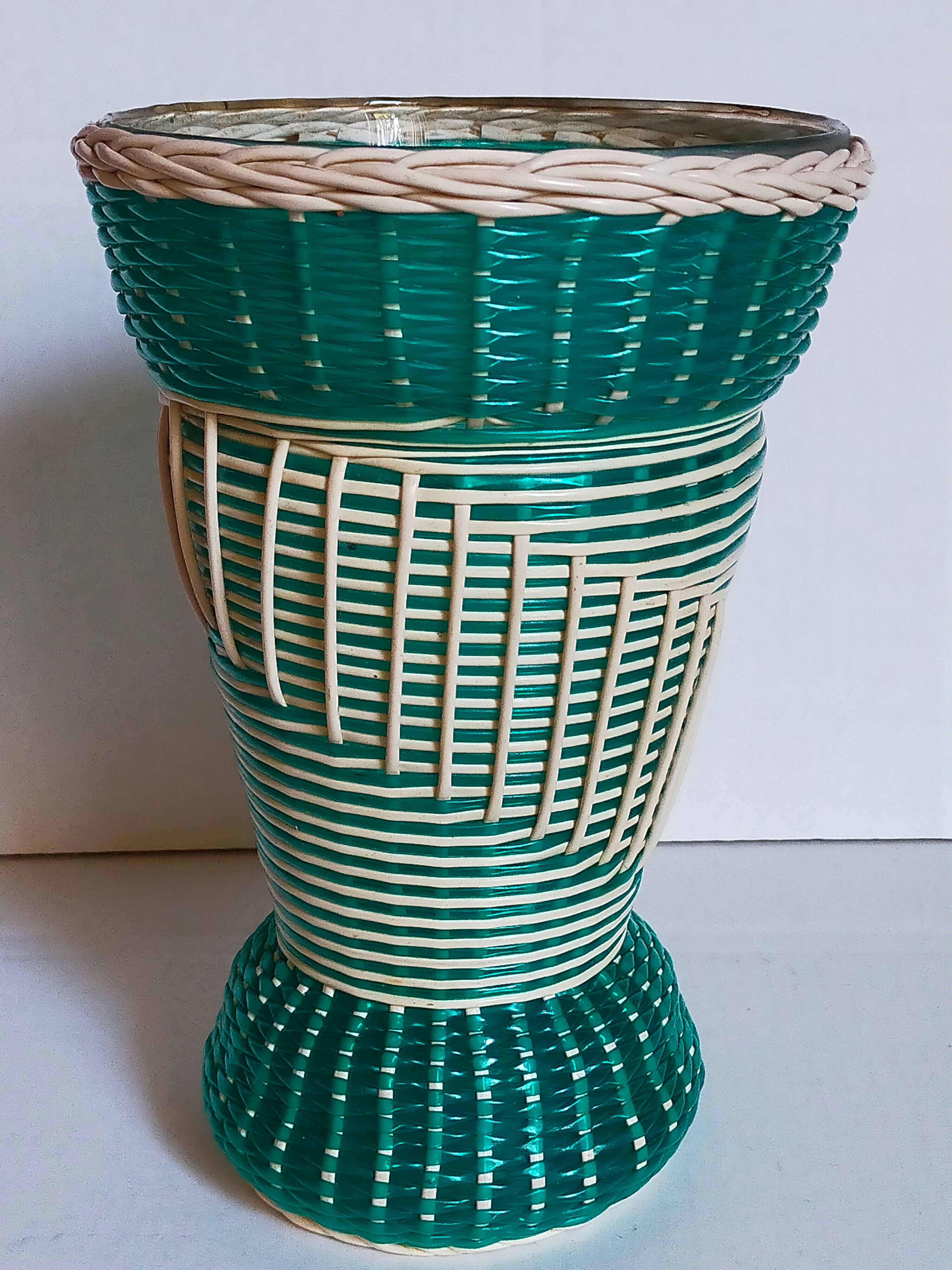 Glass vase and braided scoubidou thread 50s