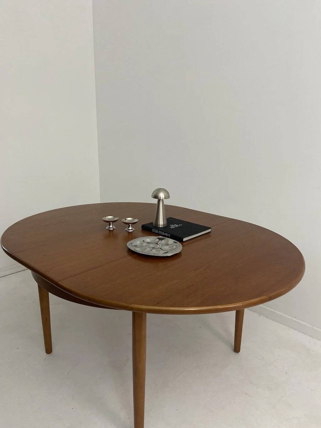 Vintage extendable table by Jentique