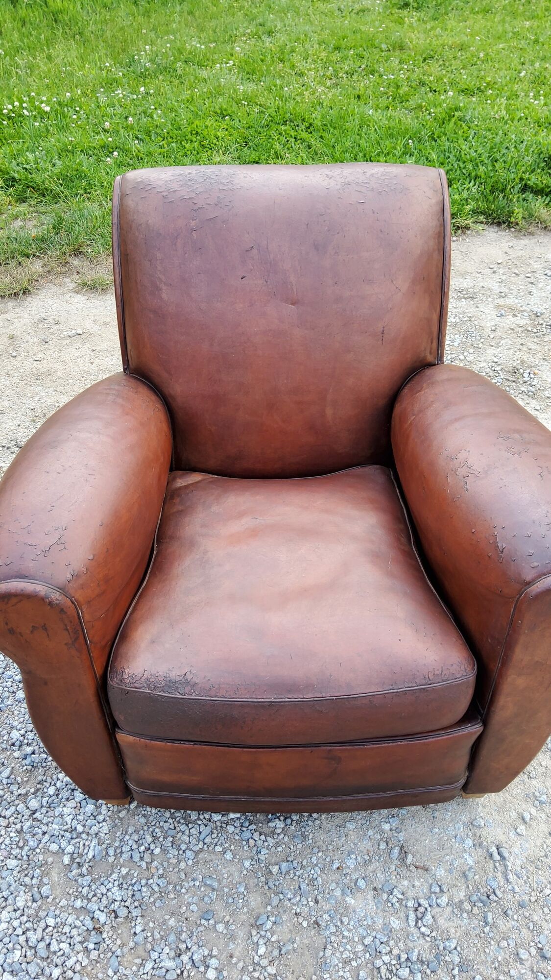 Paire de fauteuils club en cuir brun des années 30