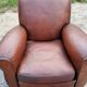 Paire de fauteuils club en cuir brun des années 30