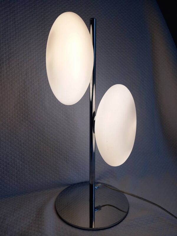 Lampe italienne orientable double galet en métal chromé et verre opalin par Fabas Luce