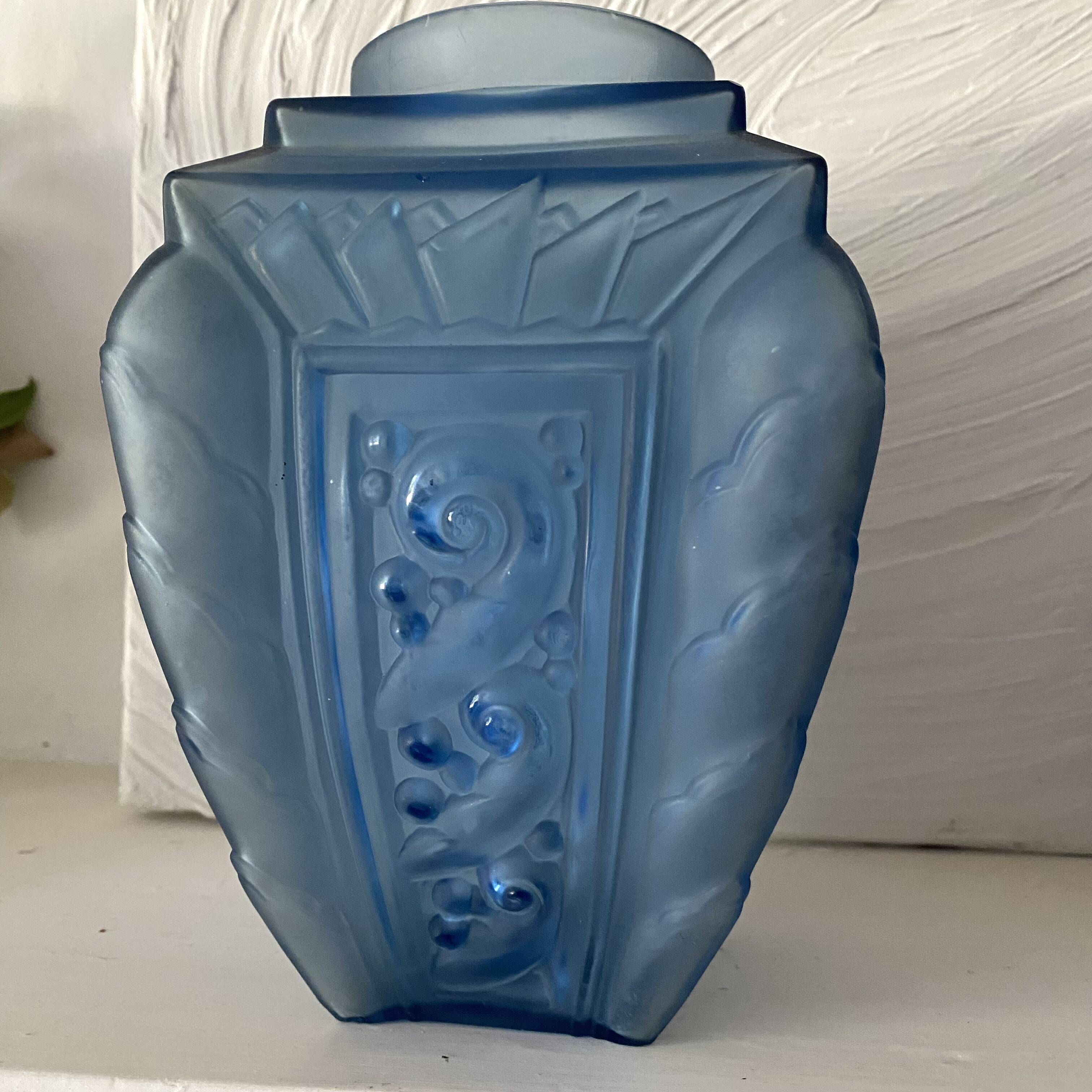 Art Deco vase in blue frosted glass 19 cm