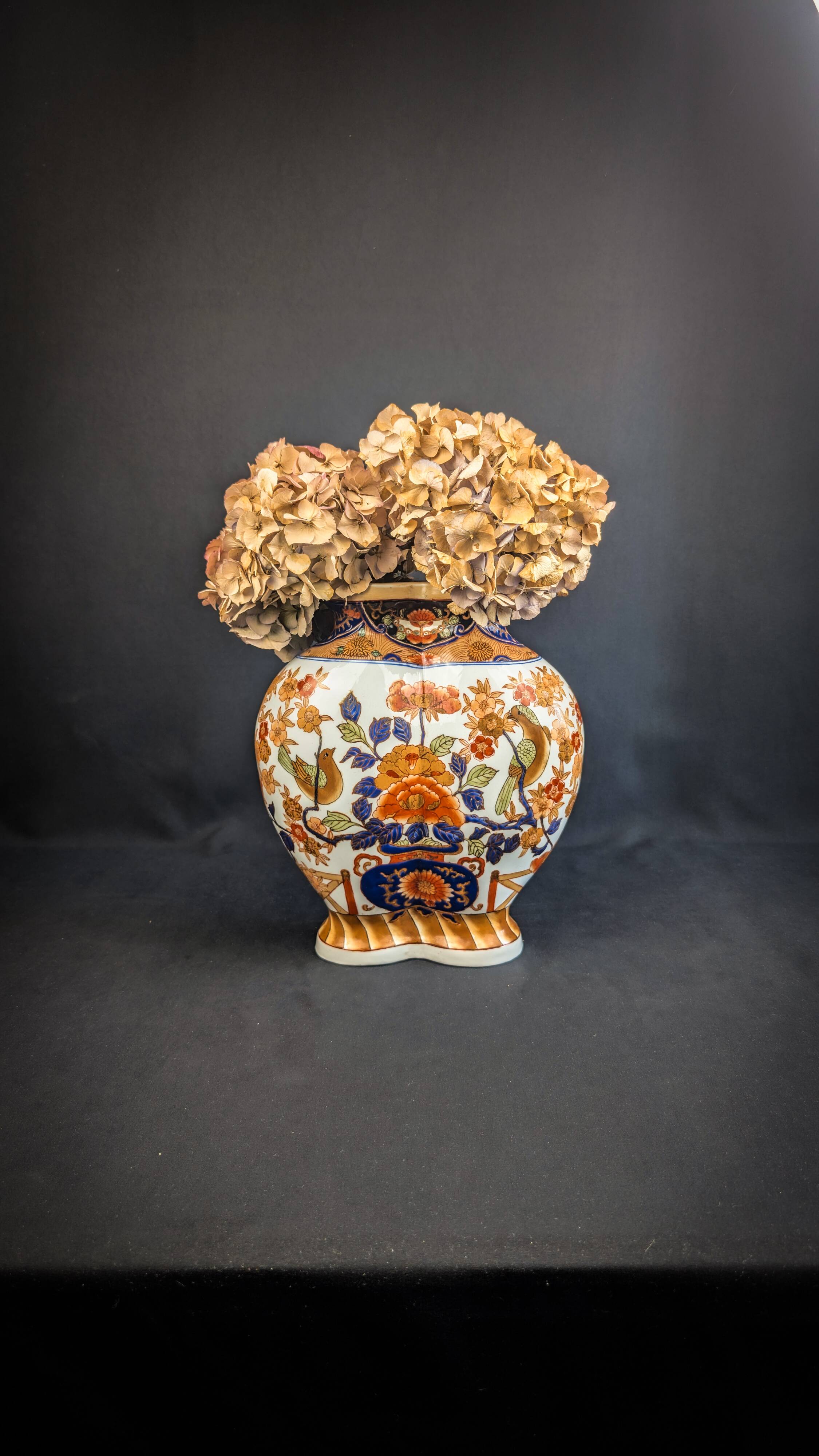 Chinese polychrome porcelain vase, Imari style, polybious shape, 20th century