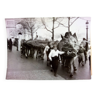 Original photograph, Mardi Gras Carnival, Place de l'Etoile, Paris, schoolchildren from Saint Mandé