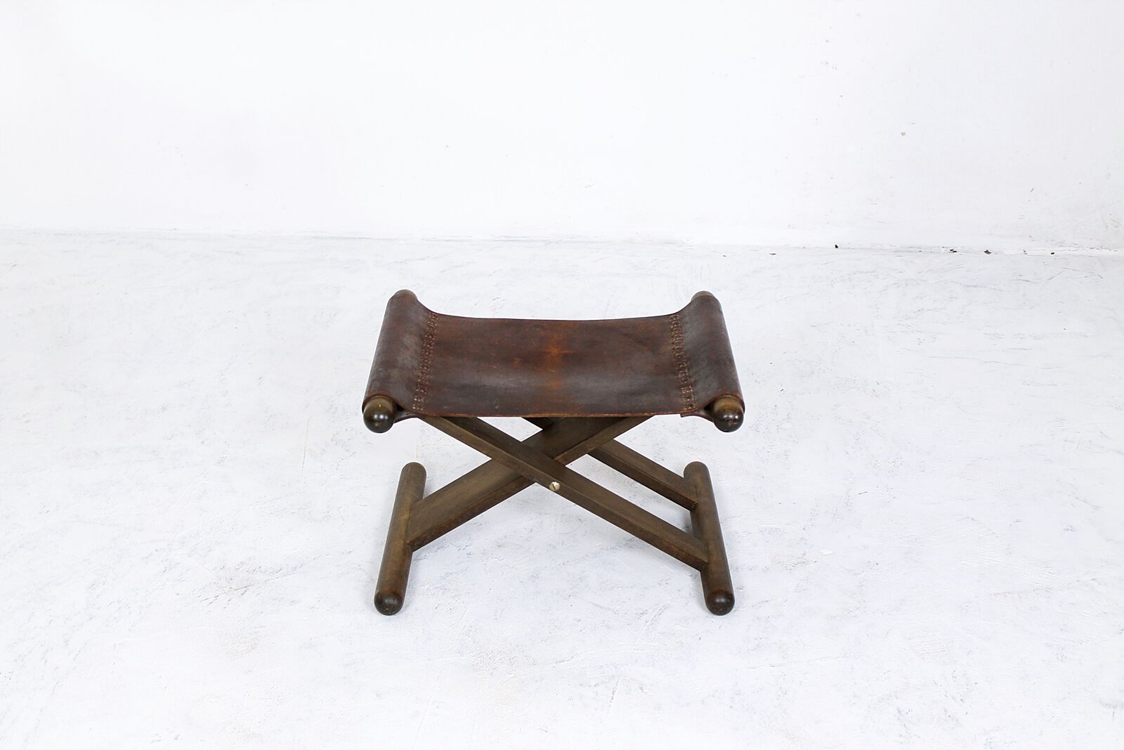 Vintage x-base oak and saddle leather folding safari stool Hungary, 1970