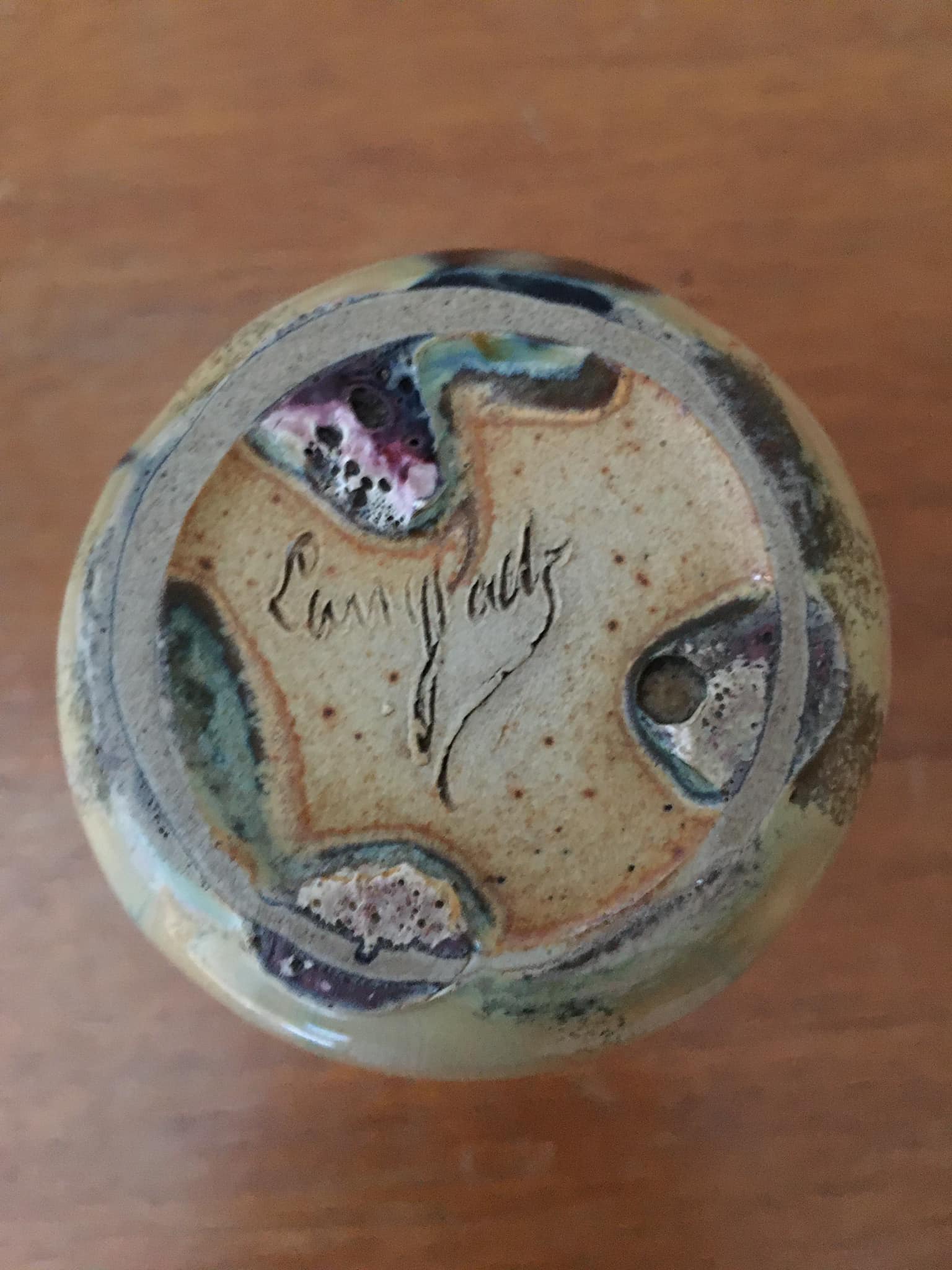 Small ceramic vase with gradients of chestnuts and ochres. Signed.
