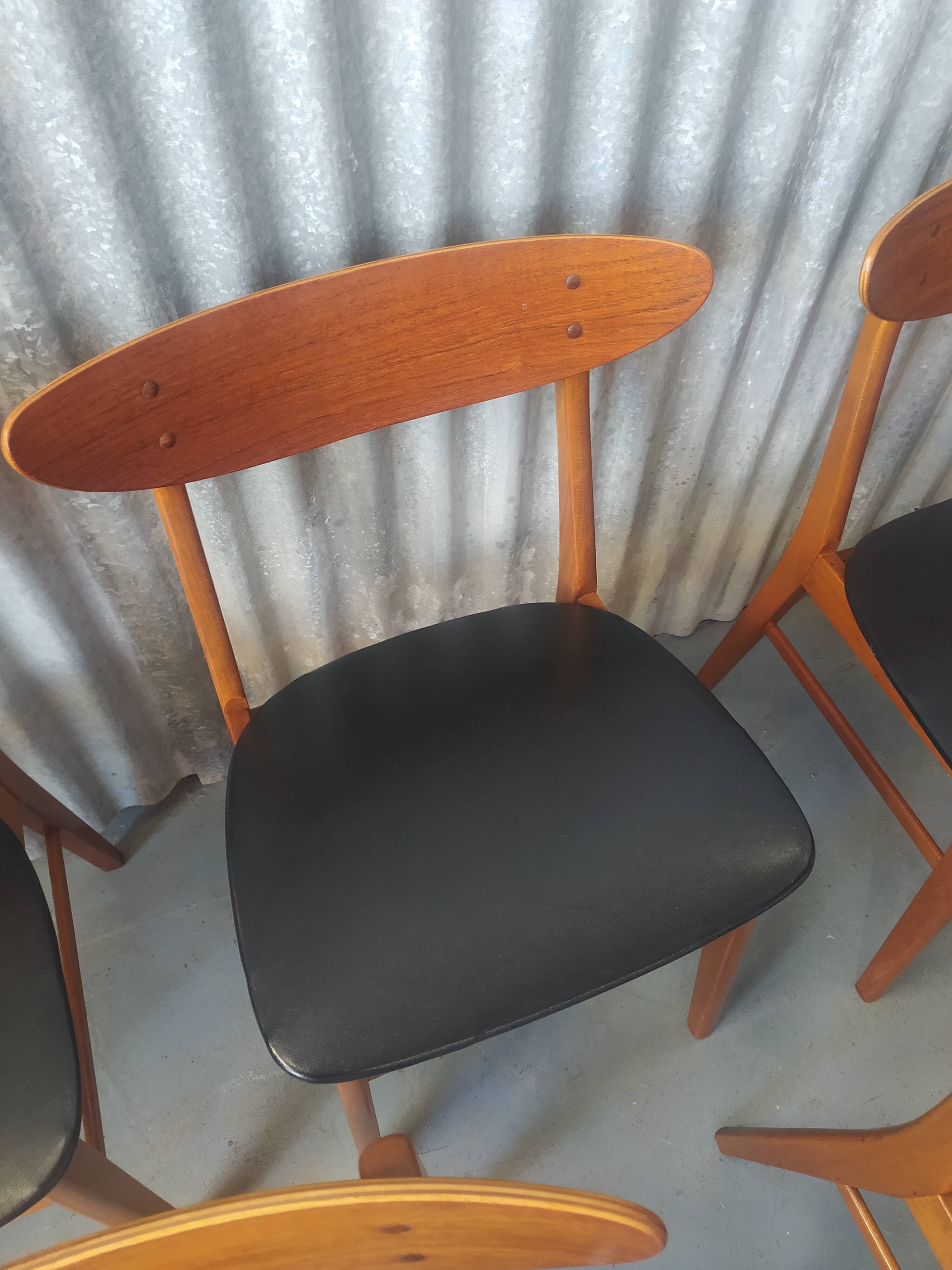Suite de 6 chaises n°210 en teck Farstrup Mobel