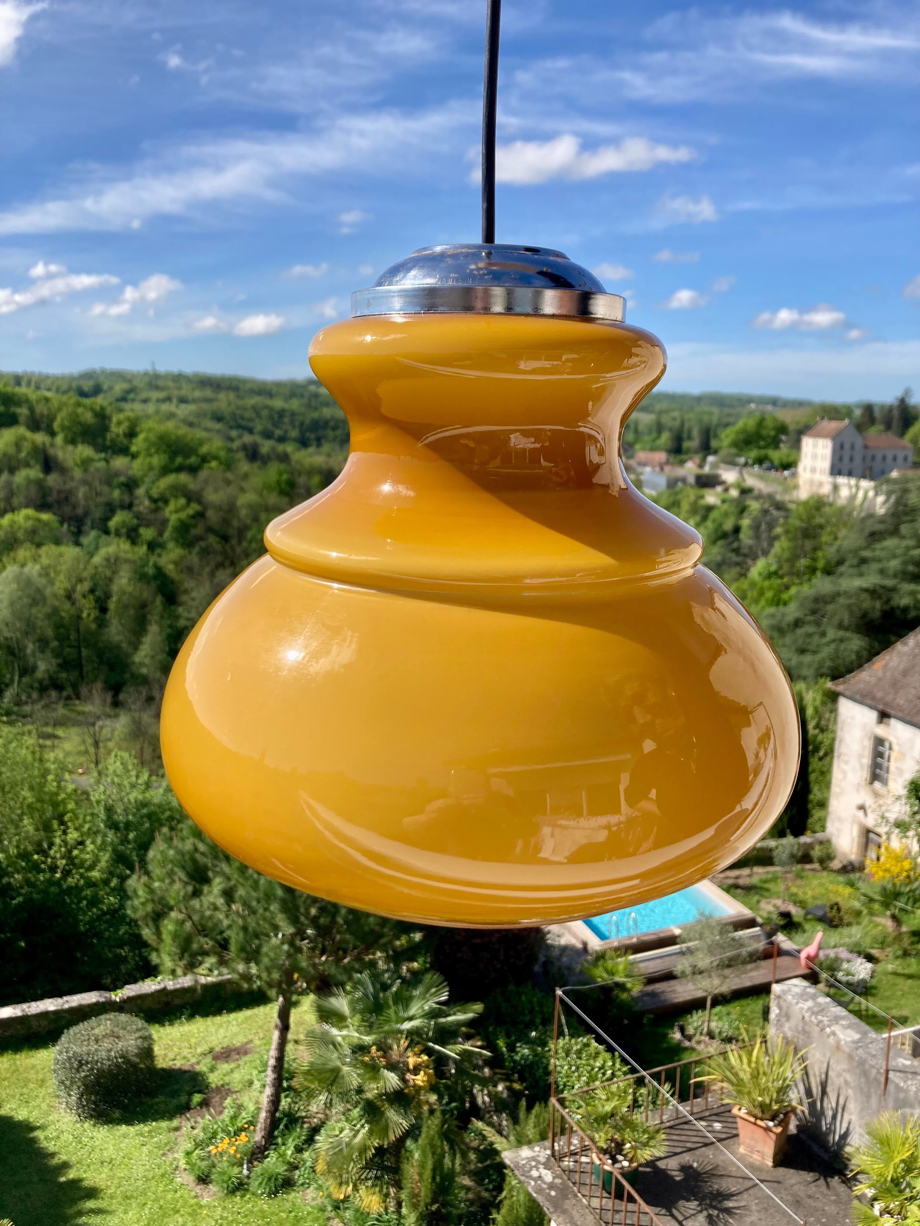 Suspension vintage italienne en opaline et métal chromé
